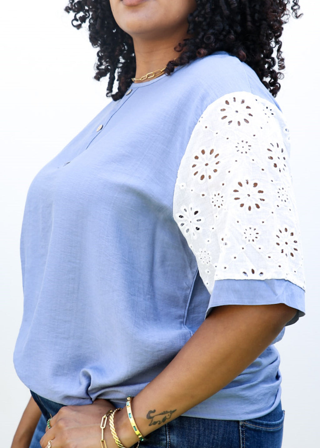 Blusa con estampado floral de crochet en blanco estilo bohemio y mangas de talla grande