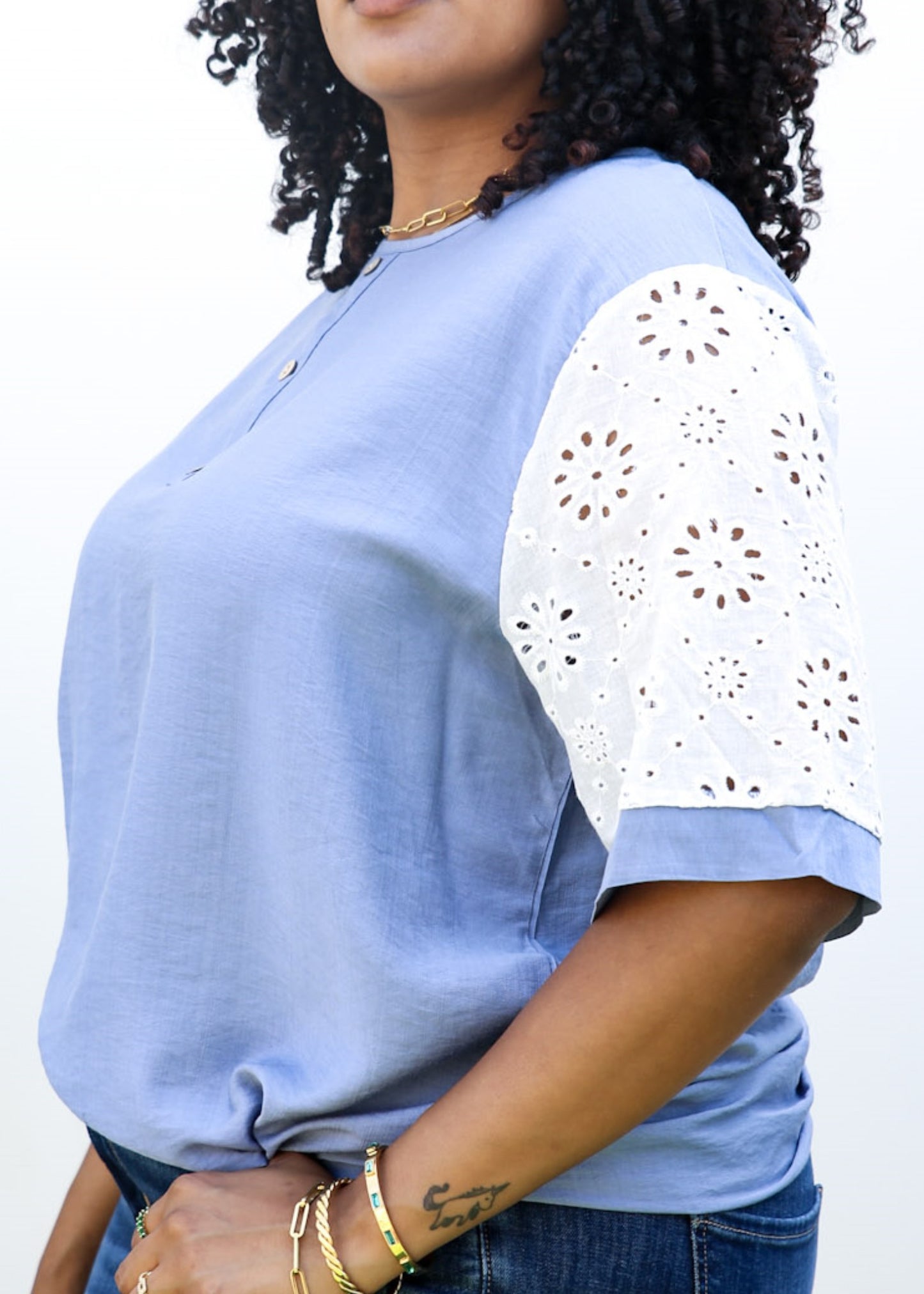 Blusa con estampado floral de crochet en blanco estilo bohemio y mangas de talla grande