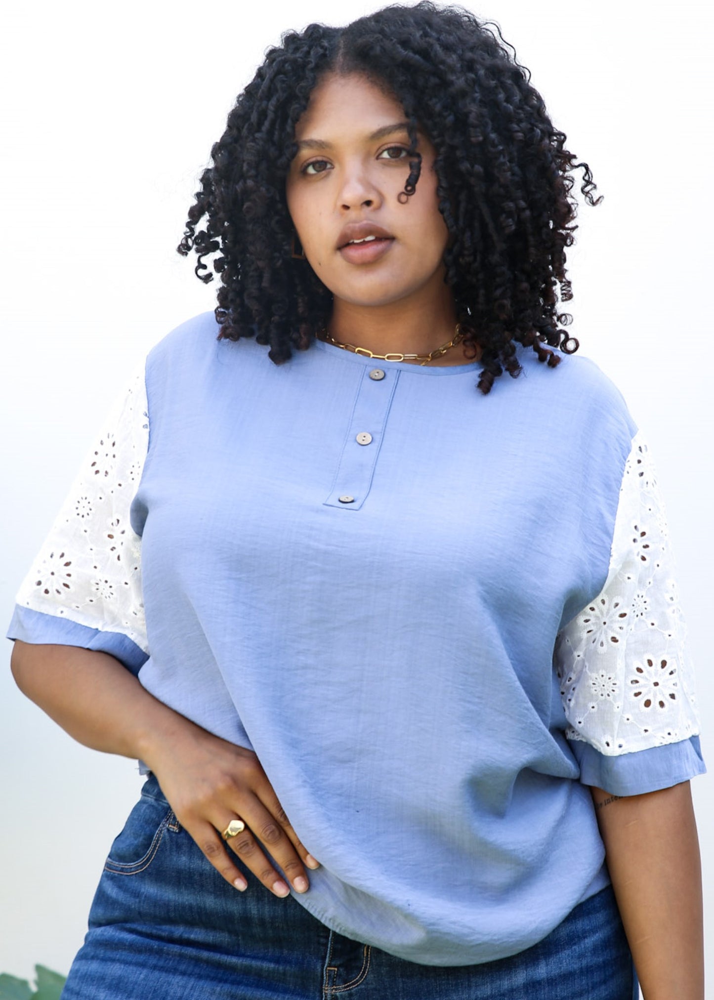 Blusa con estampado floral de crochet en blanco estilo bohemio y mangas de talla grande