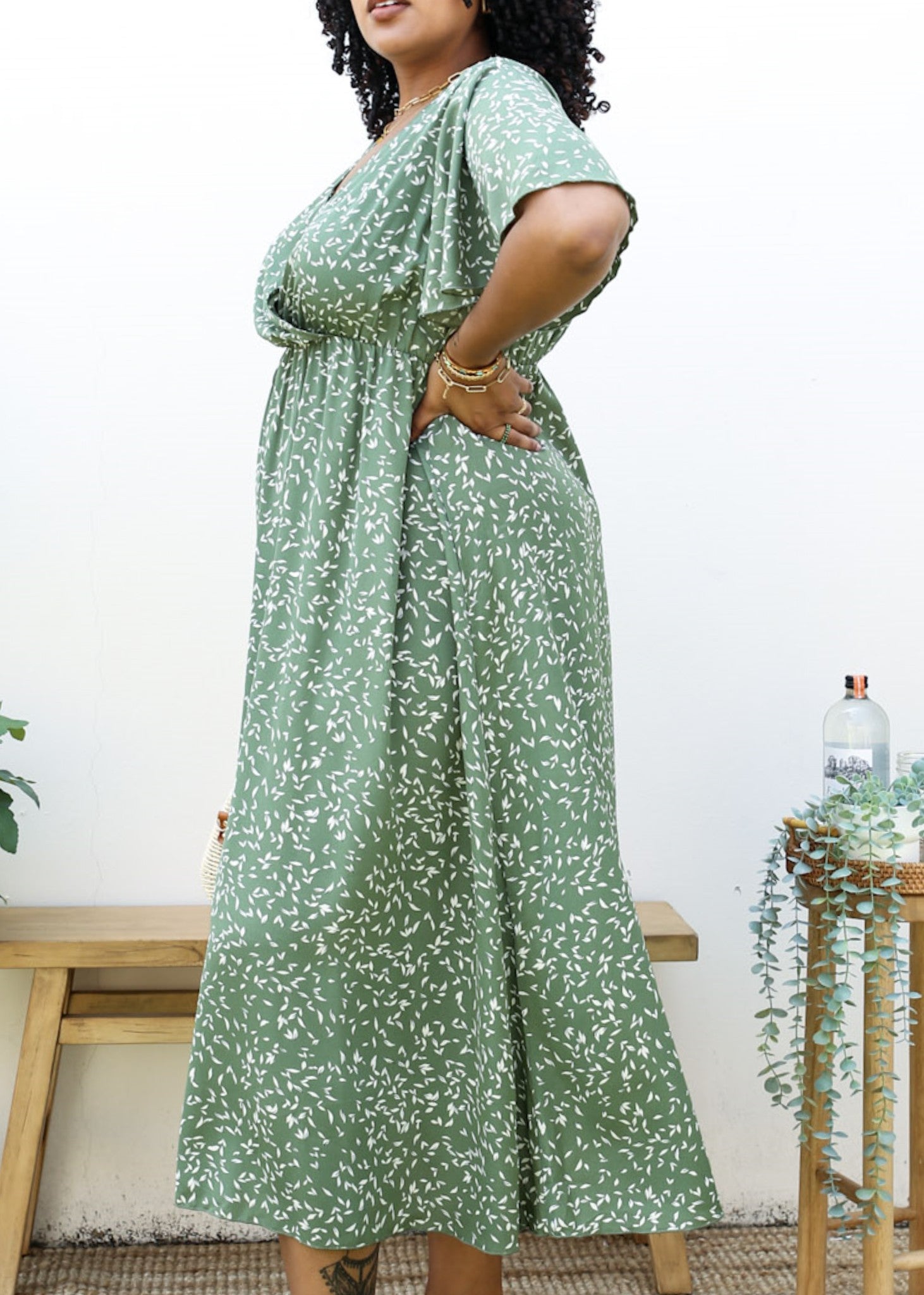 Vestido largo cruzado con estampado floral blanco y escote en V de talla grande 