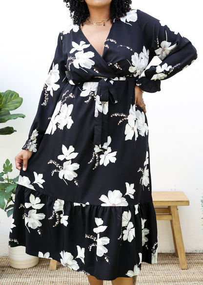 Vestido largo fluido negro con estampado de tulipanes blancos y talla grande 