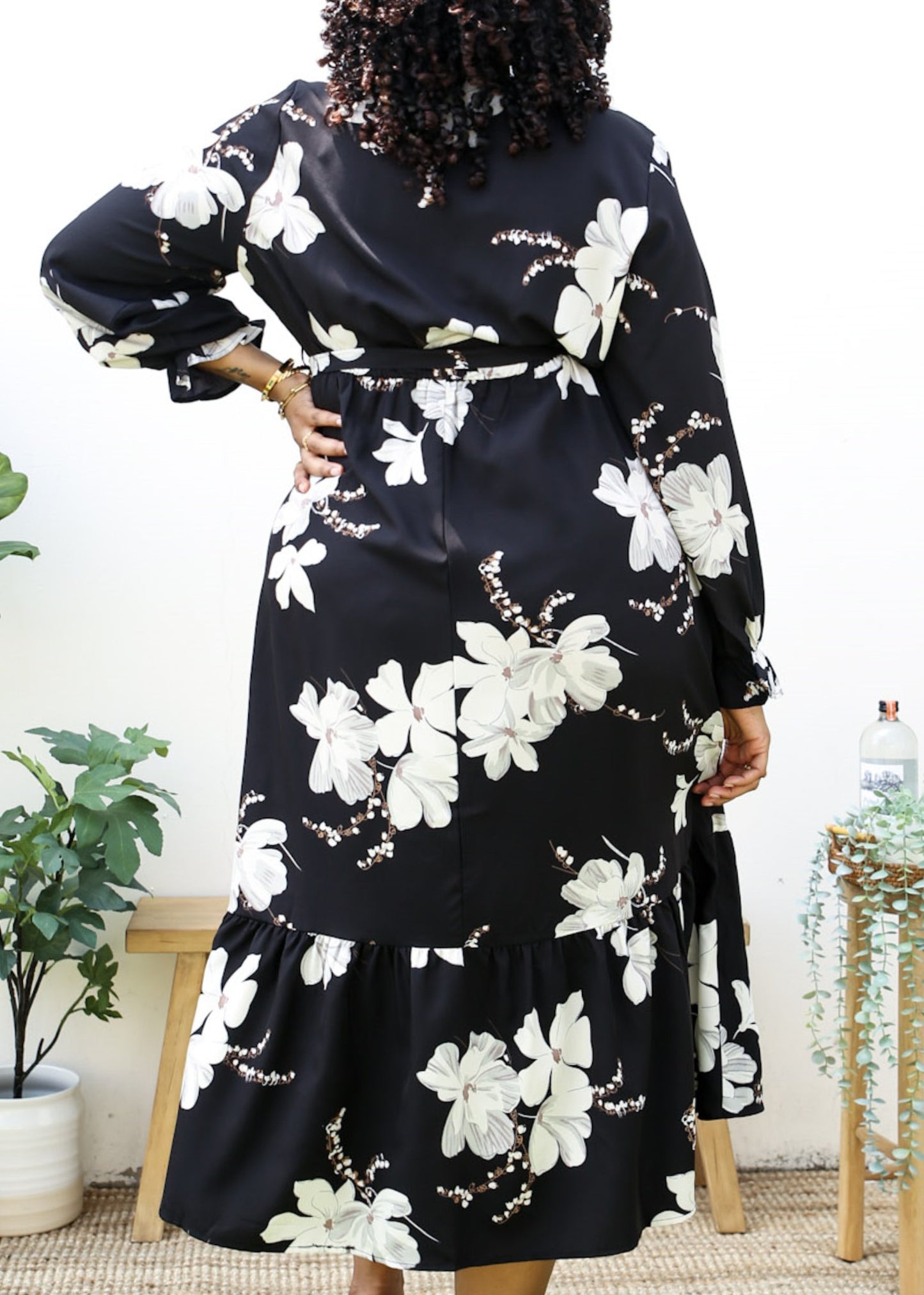 Vestido largo fluido negro con estampado de tulipanes blancos y talla grande 