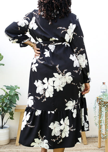 Vestido largo fluido negro con estampado de tulipanes blancos y talla grande 
