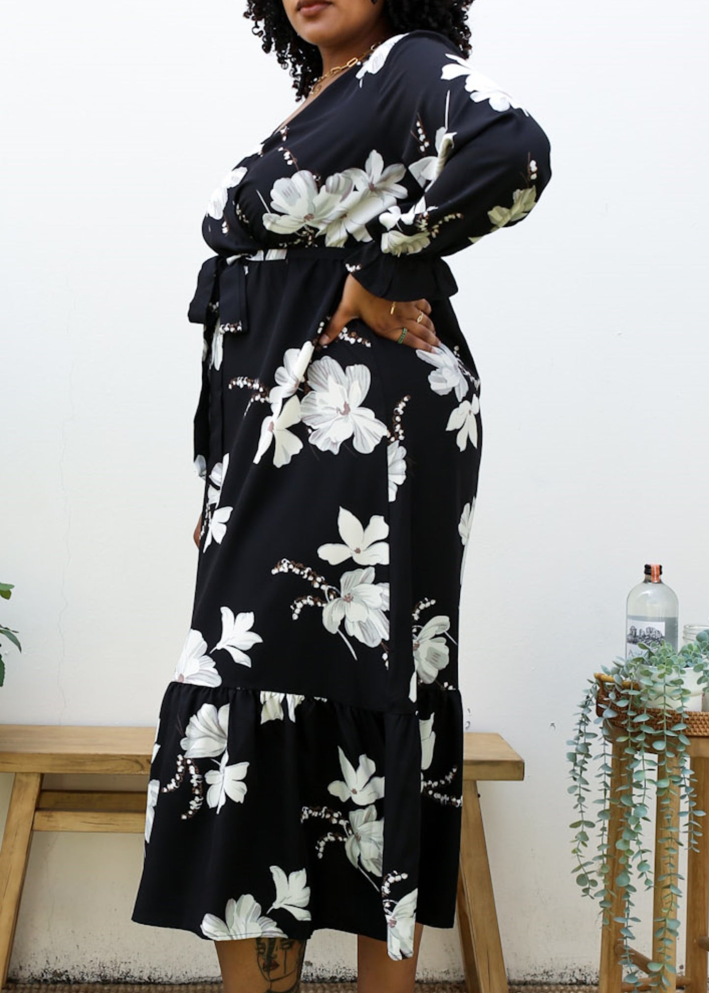 Vestido largo fluido negro con estampado de tulipanes blancos y talla grande 