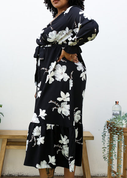 Vestido largo fluido negro con estampado de tulipanes blancos y talla grande 