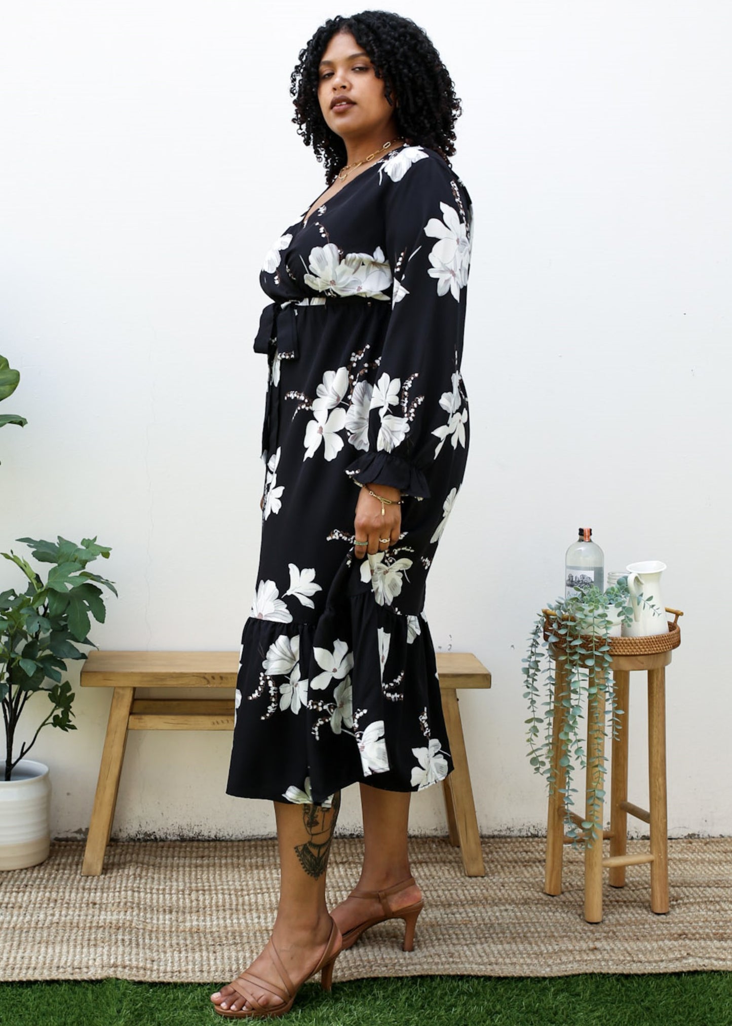 Vestido largo fluido negro con estampado de tulipanes blancos y talla grande 