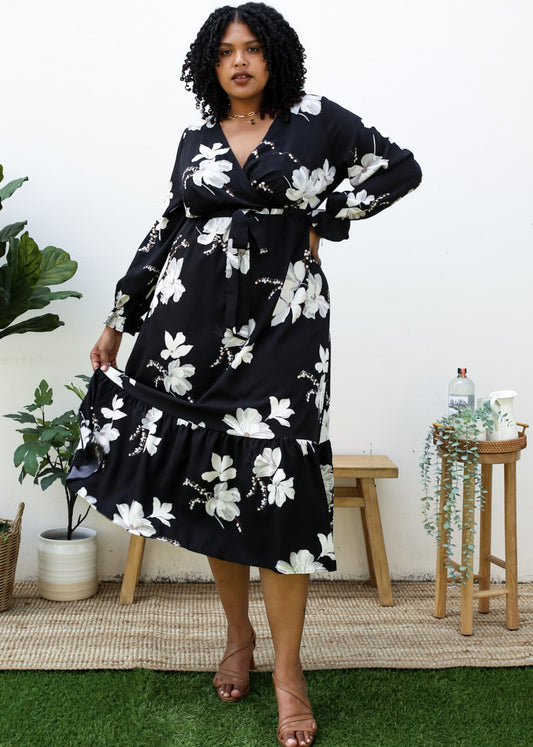 Vestido largo fluido negro con estampado de tulipanes blancos y talla grande 