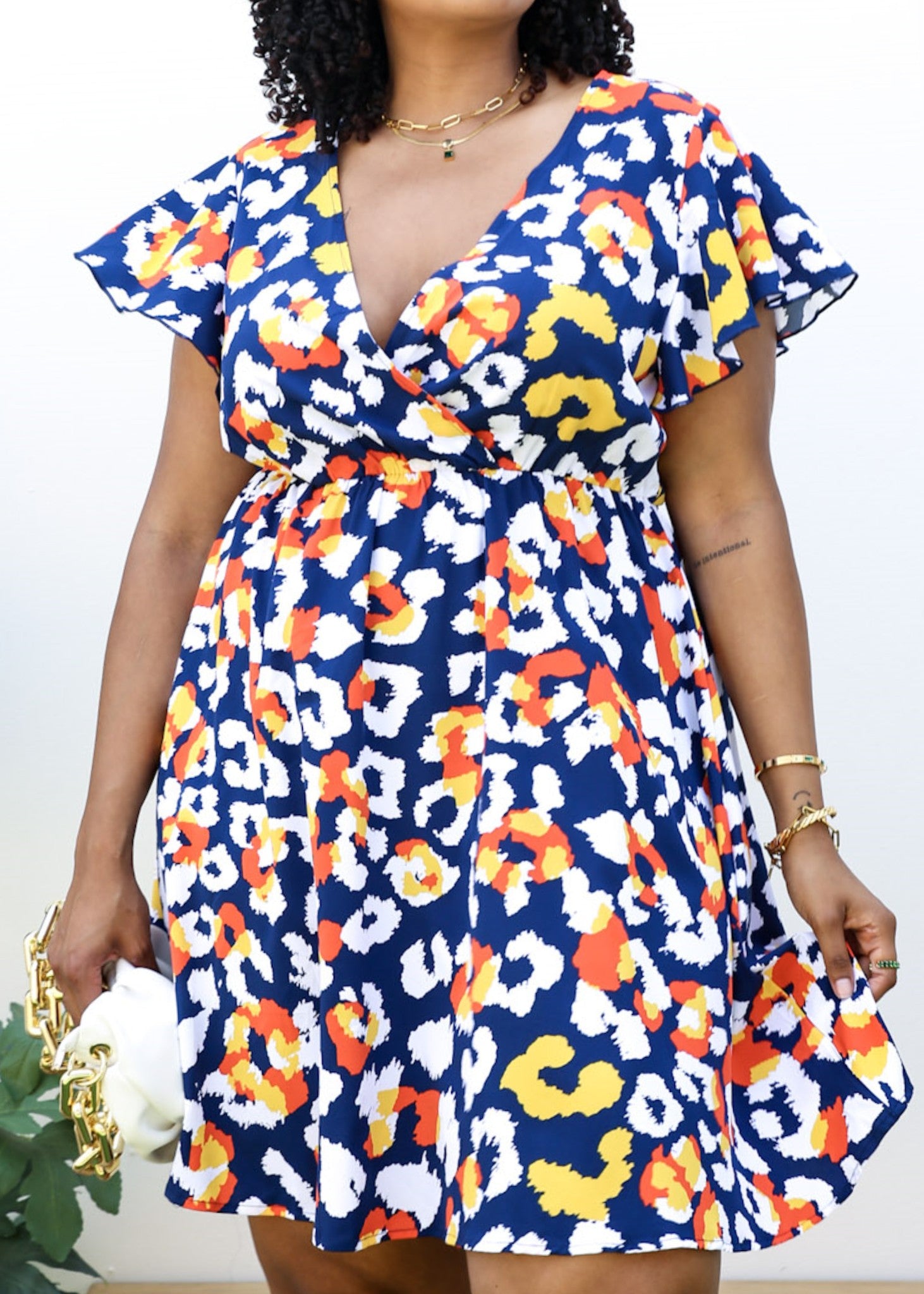 Vestido cruzado con mangas con volantes y estampado abstracto de talla grande 
