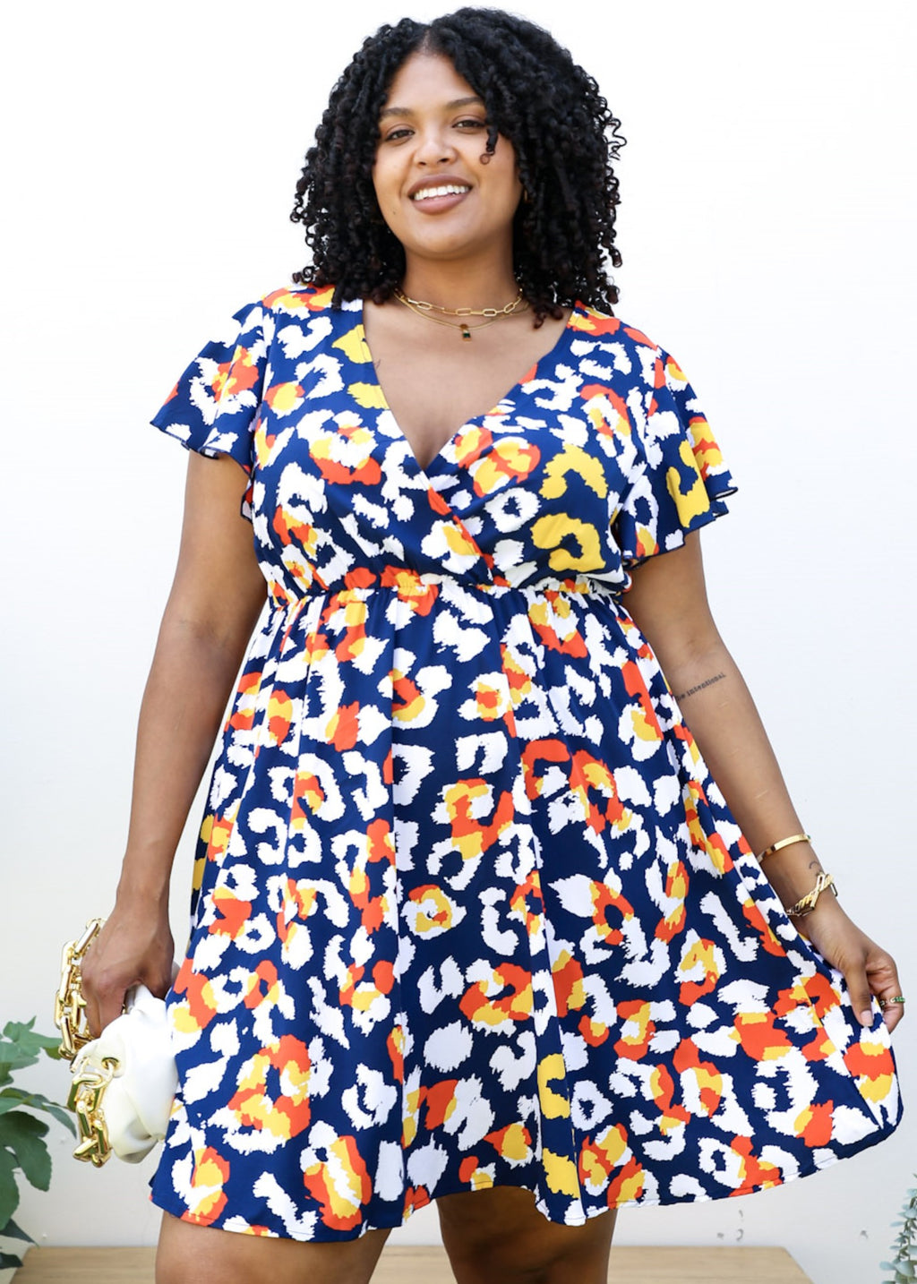 Vestido cruzado con mangas con volantes y estampado abstracto de talla grande 