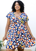 Vestido cruzado con mangas con volantes y estampado abstracto de talla grande 