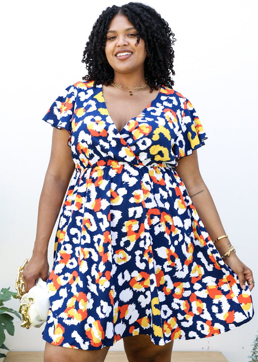 Vestido cruzado con mangas con volantes y estampado abstracto de talla grande 