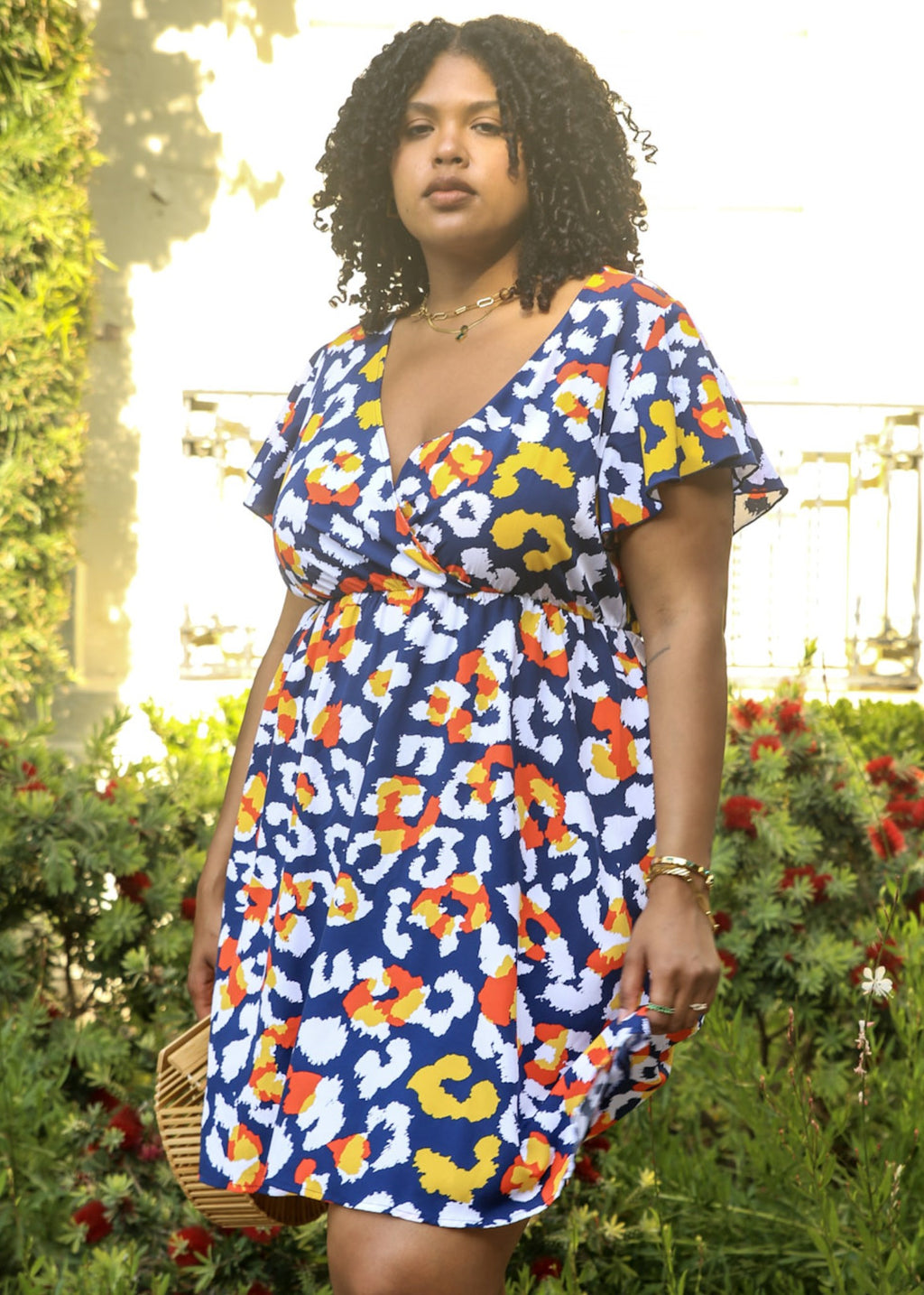 Vestido cruzado con mangas con volantes y estampado abstracto de talla grande 