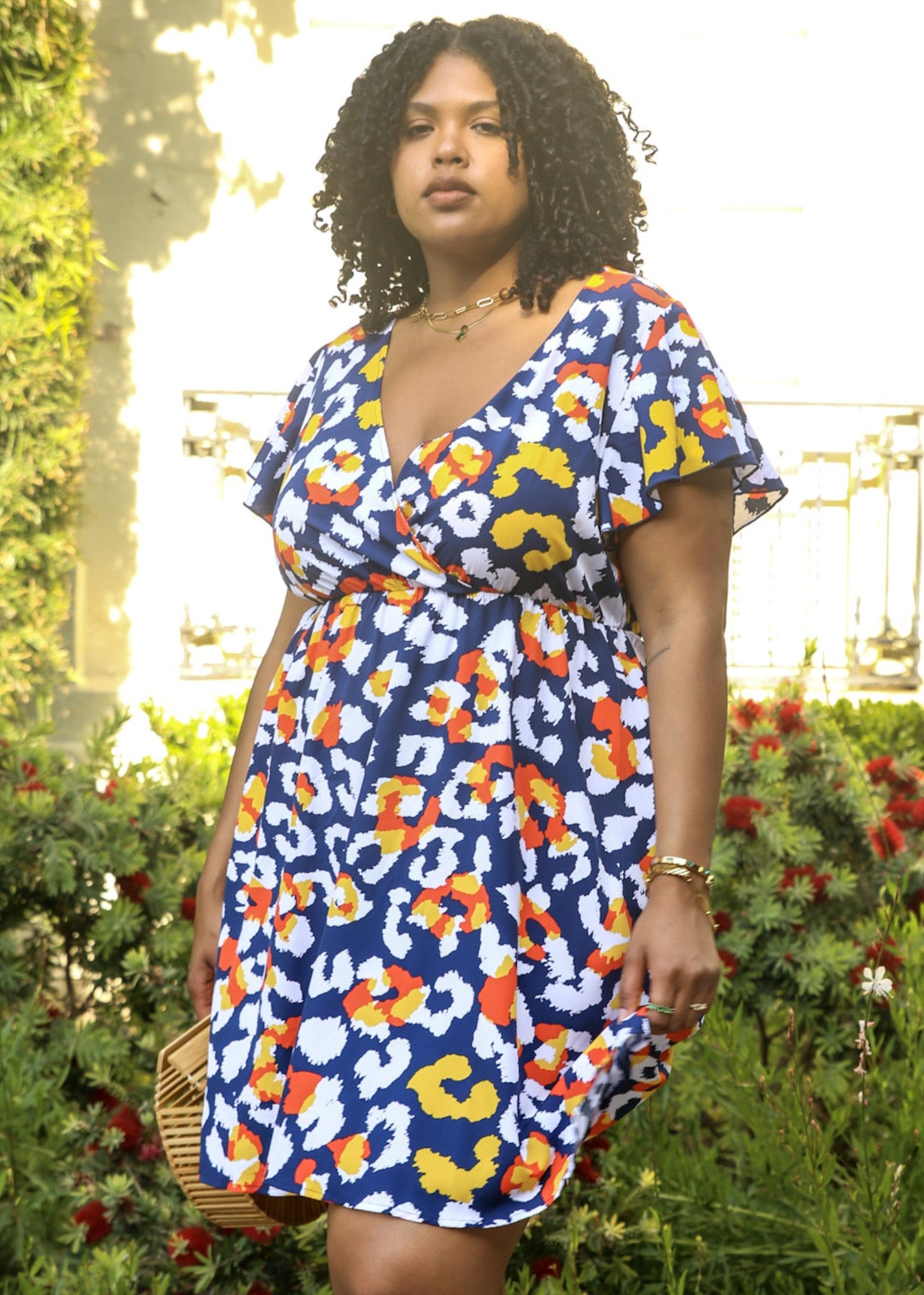 Vestido cruzado con mangas con volantes y estampado abstracto de talla grande 