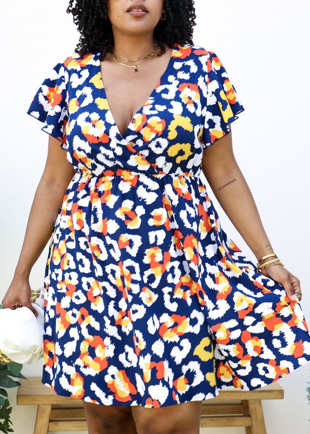 Vestido cruzado con mangas con volantes y estampado abstracto de talla grande 
