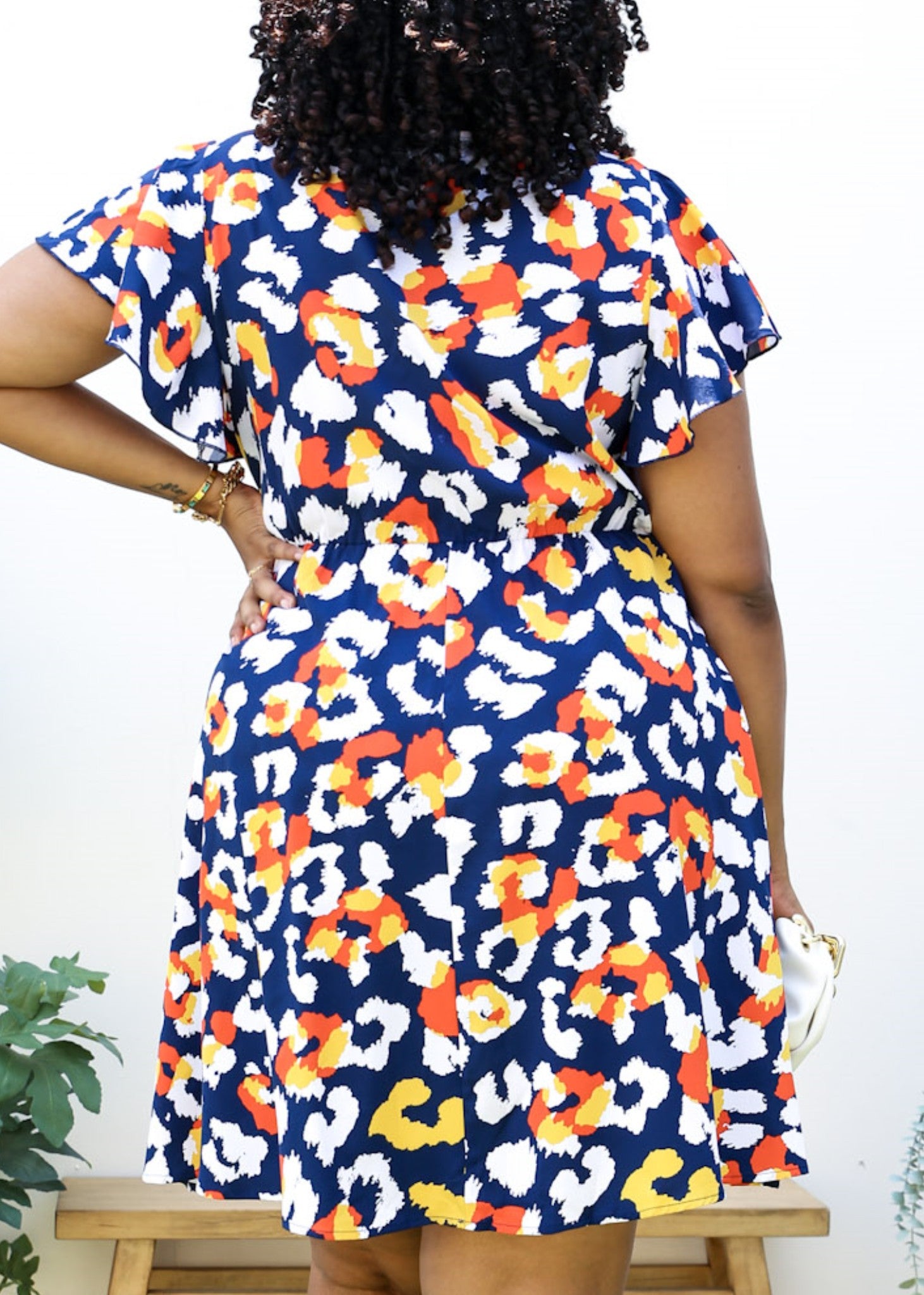 Vestido cruzado con mangas con volantes y estampado abstracto de talla grande 