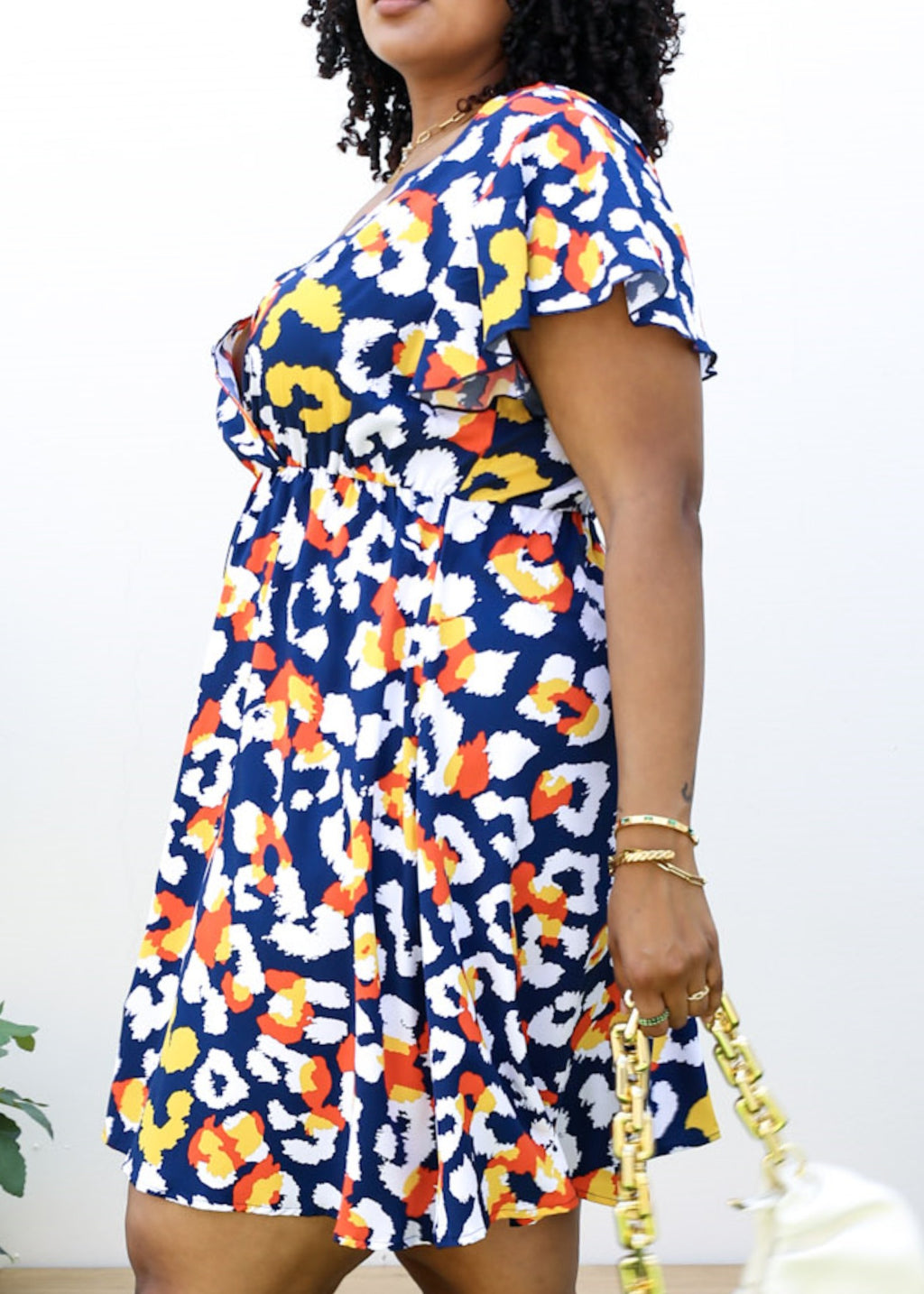 Vestido cruzado con mangas con volantes y estampado abstracto de talla grande 