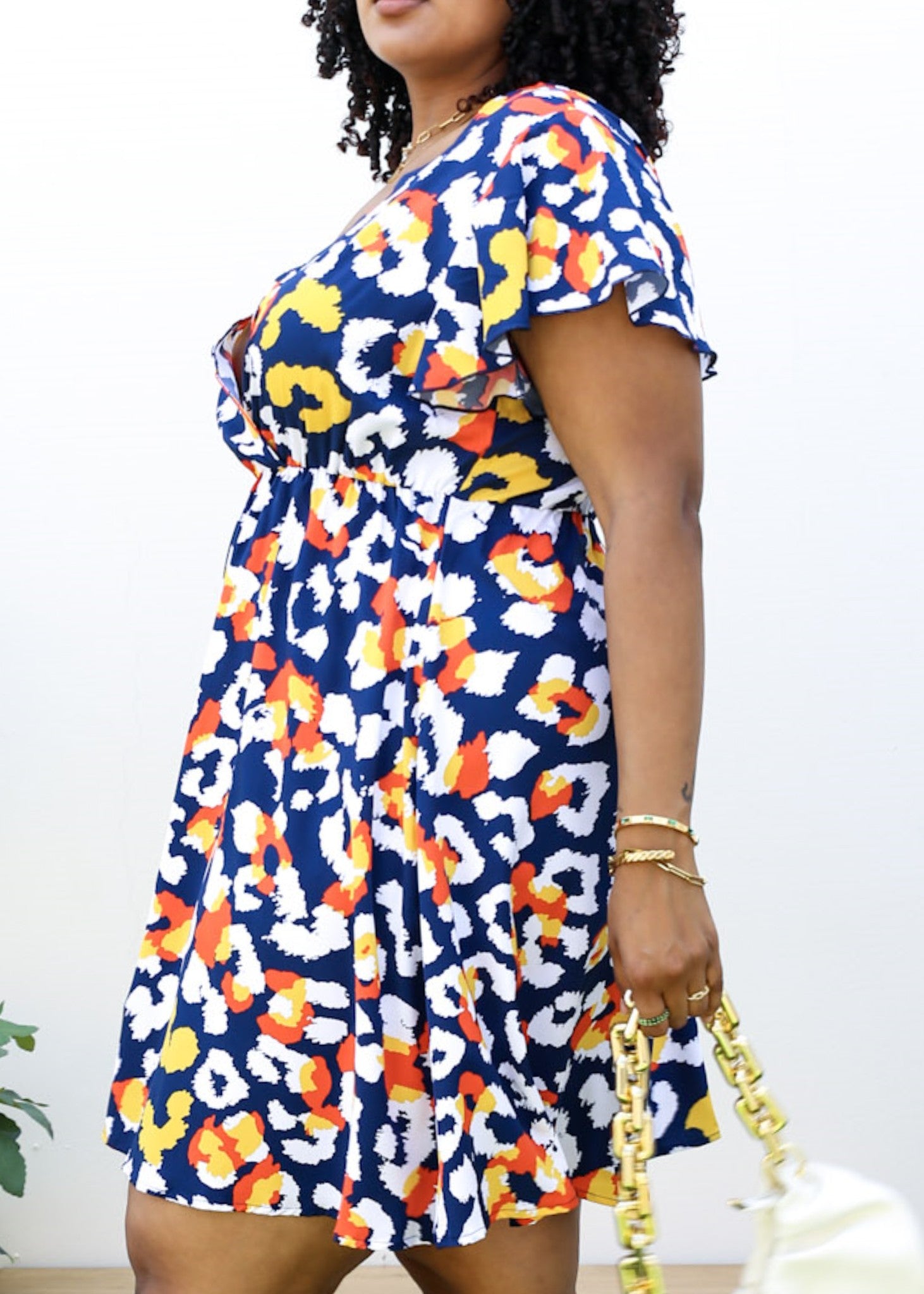 Vestido cruzado con mangas con volantes y estampado abstracto de talla grande 