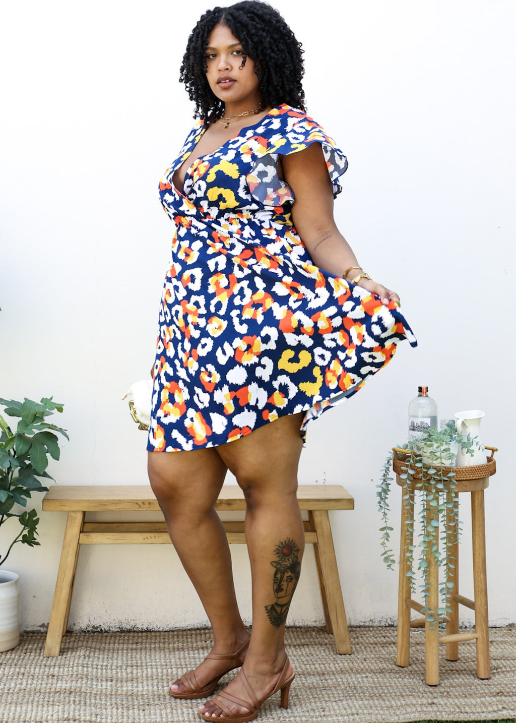 Vestido cruzado con mangas con volantes y estampado abstracto de talla grande 