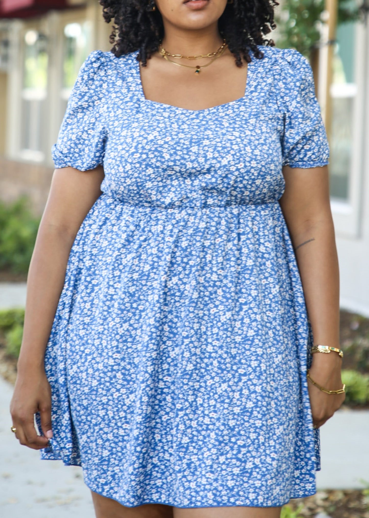 Vestido blanco con escote cuadrado y estampado floral de talla grande 