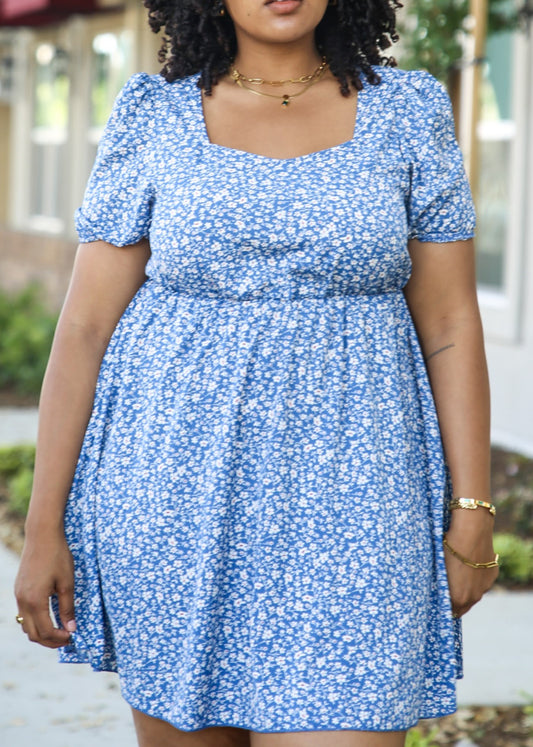 Vestido blanco con escote cuadrado y estampado floral de talla grande 