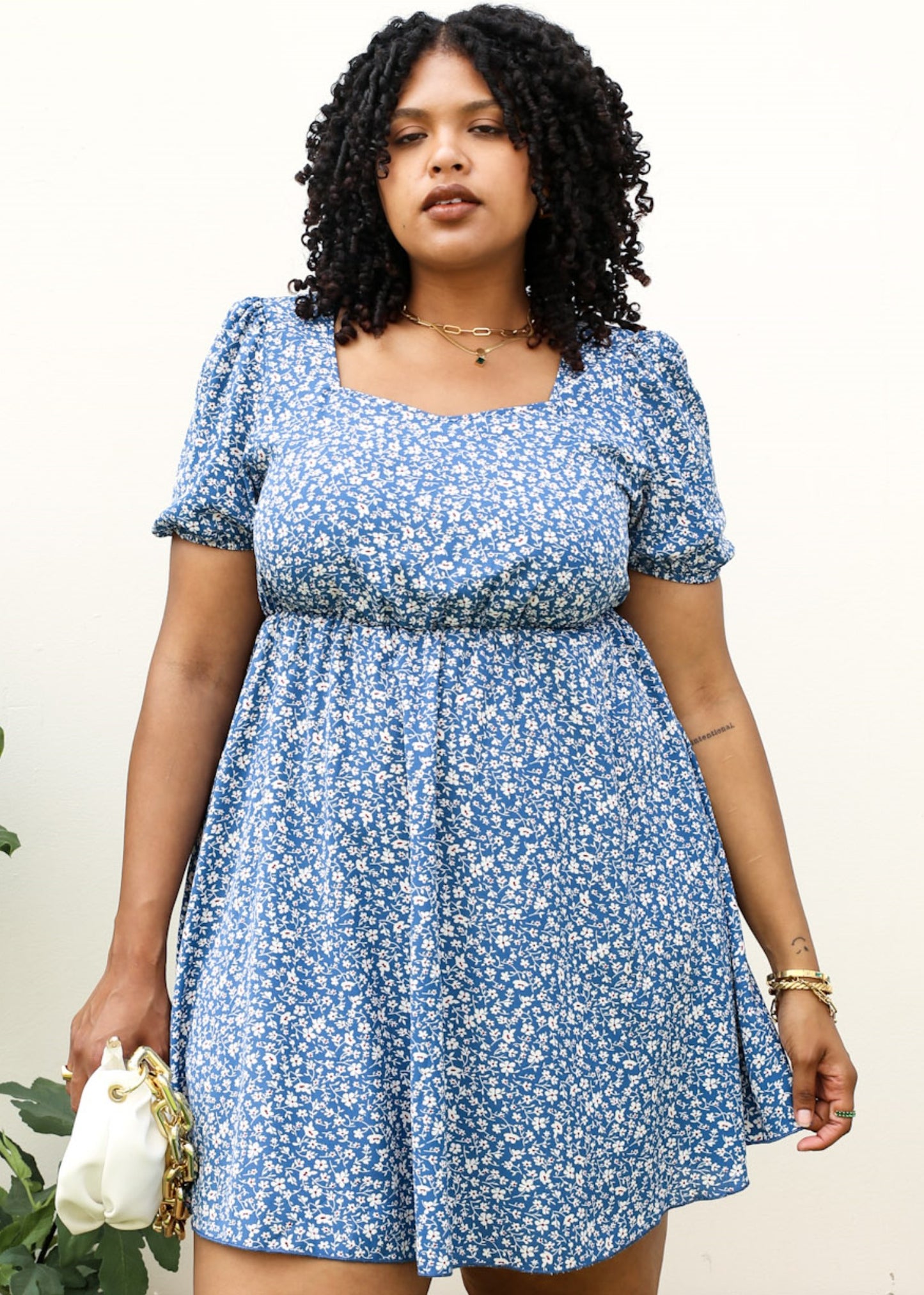 Vestido blanco con escote cuadrado y estampado floral de talla grande 