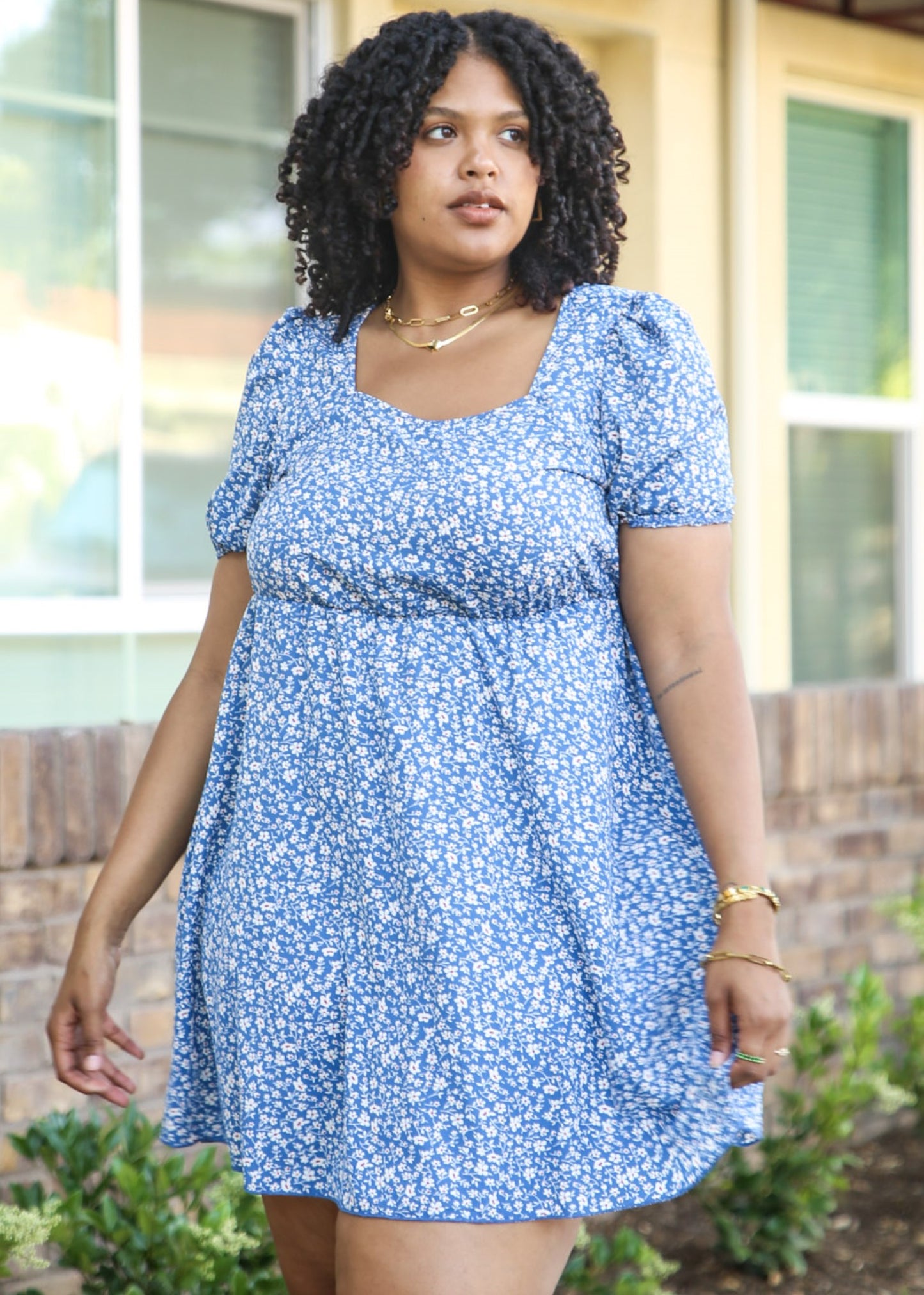 Vestido blanco con escote cuadrado y estampado floral de talla grande 