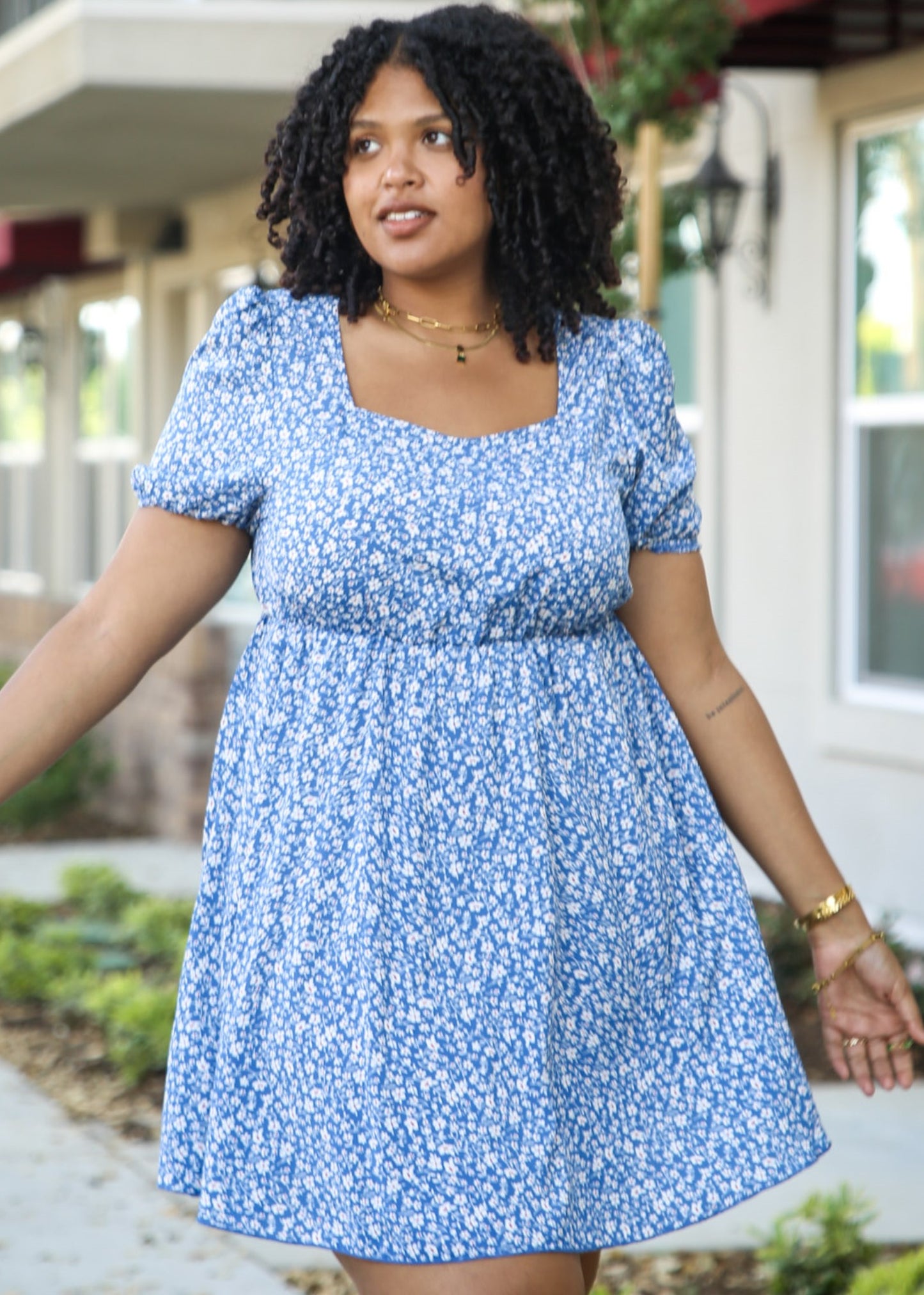 Vestido blanco con escote cuadrado y estampado floral de talla grande 