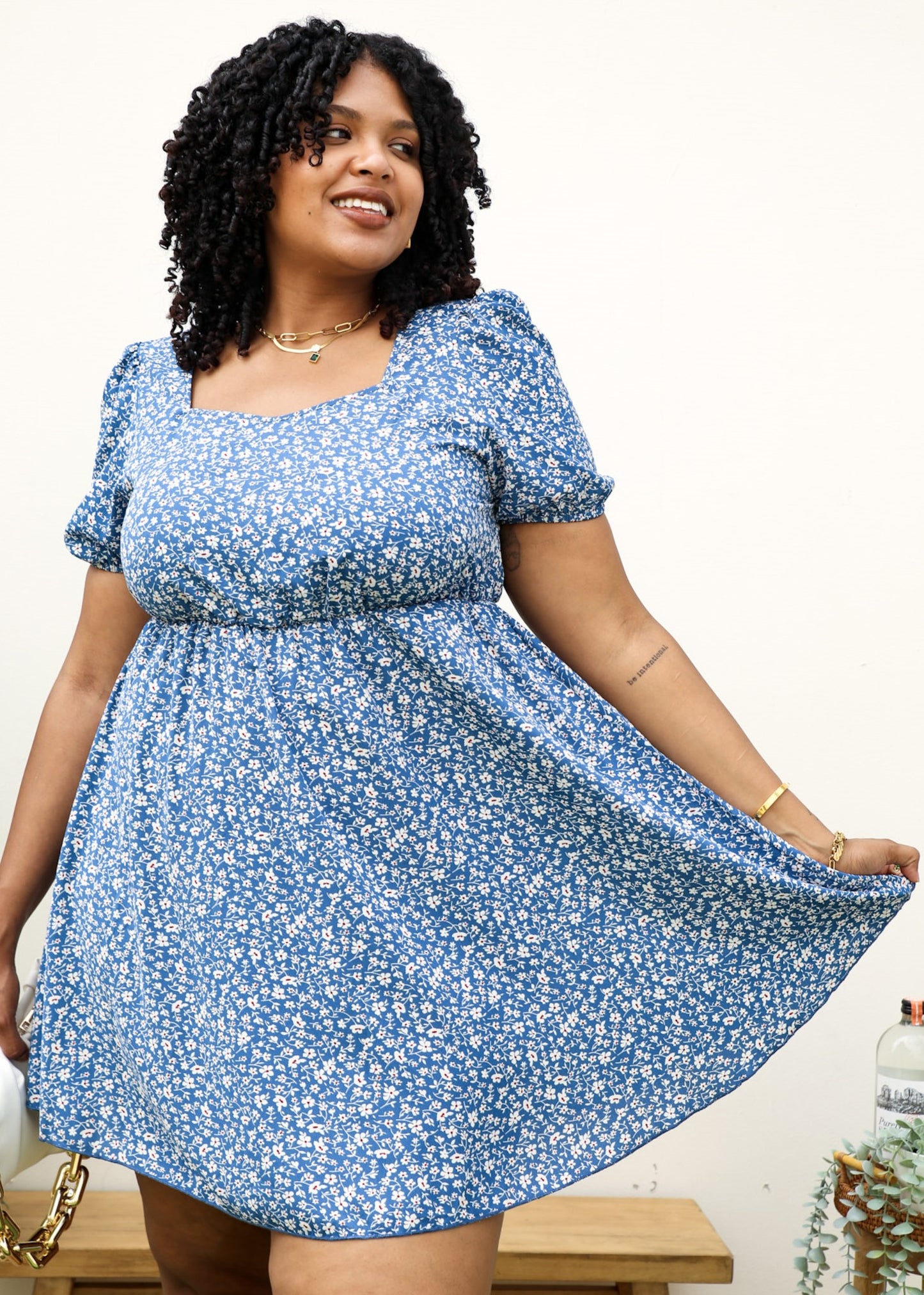 Vestido blanco con escote cuadrado y estampado floral de talla grande 