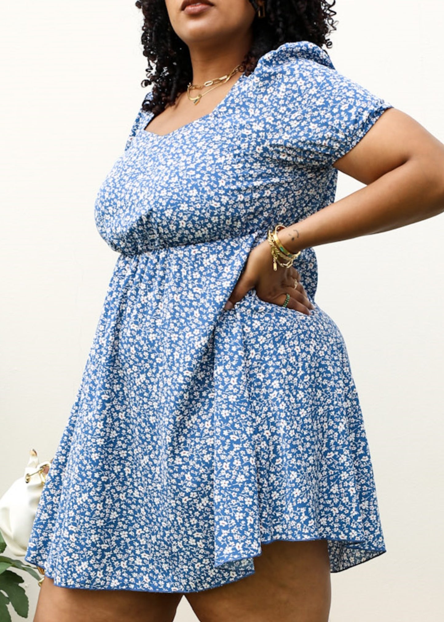 Vestido blanco con escote cuadrado y estampado floral de talla grande 