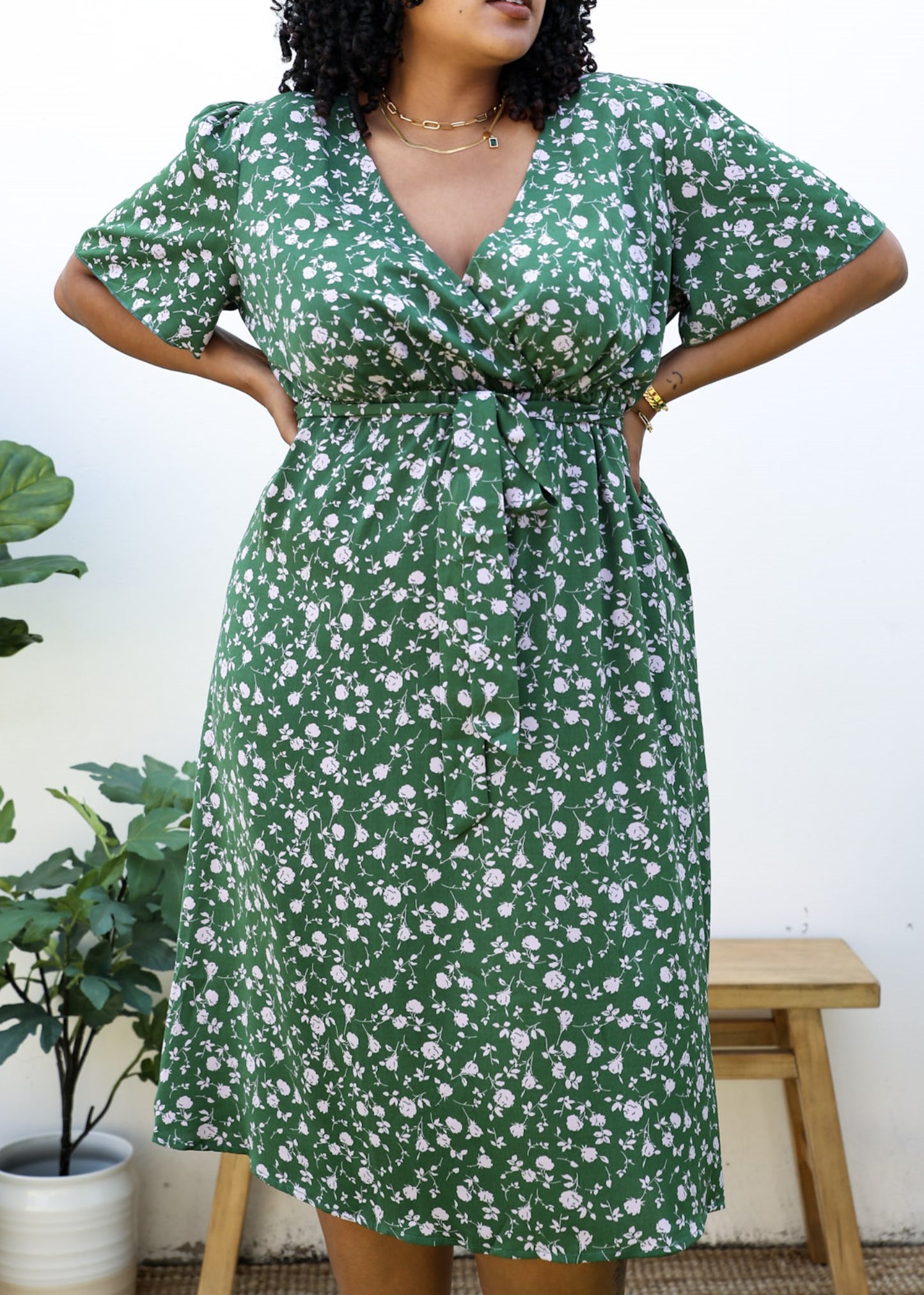 Vestido largo verde de talla grande con estampado floral rosa claro 
