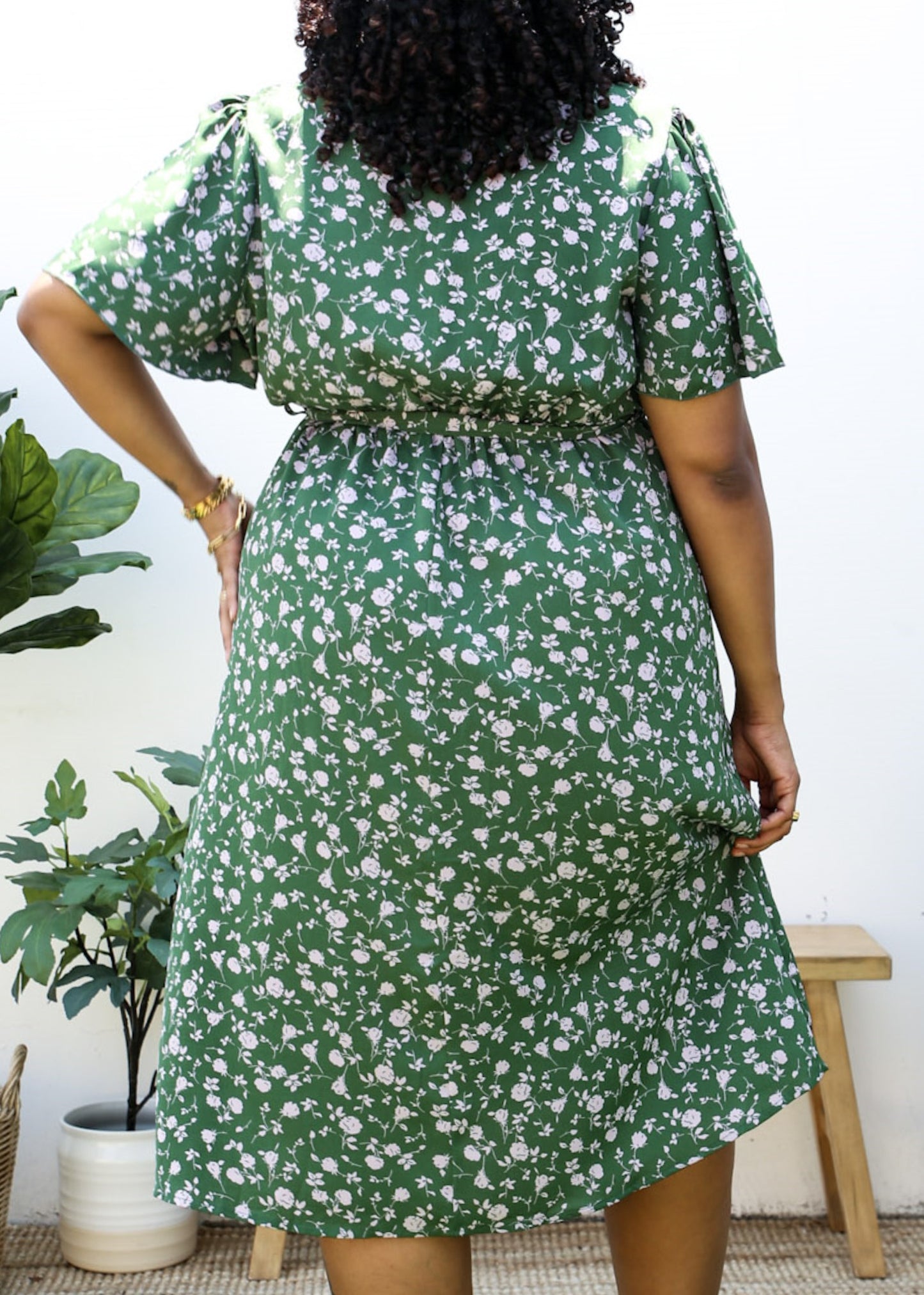 Vestido largo verde de talla grande con estampado floral rosa claro 