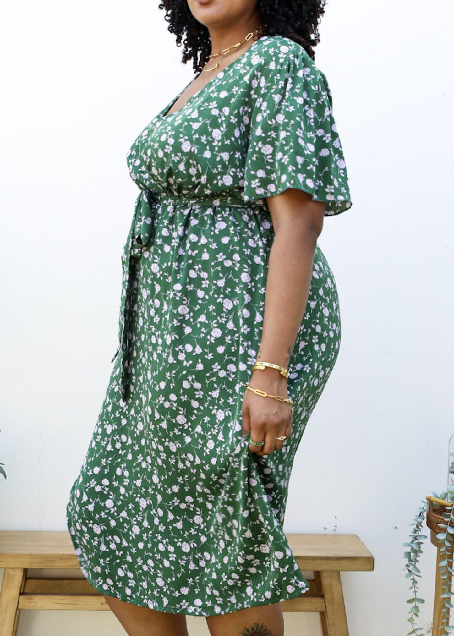 Vestido largo verde de talla grande con estampado floral rosa claro 