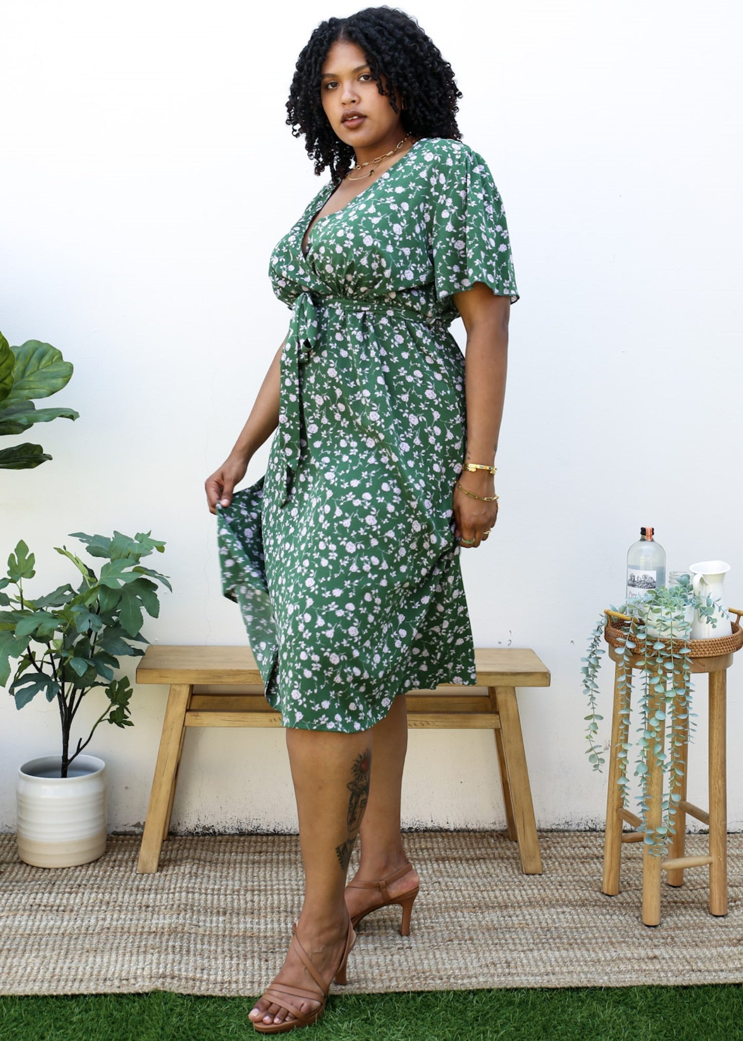 Vestido largo verde de talla grande con estampado floral rosa claro 
