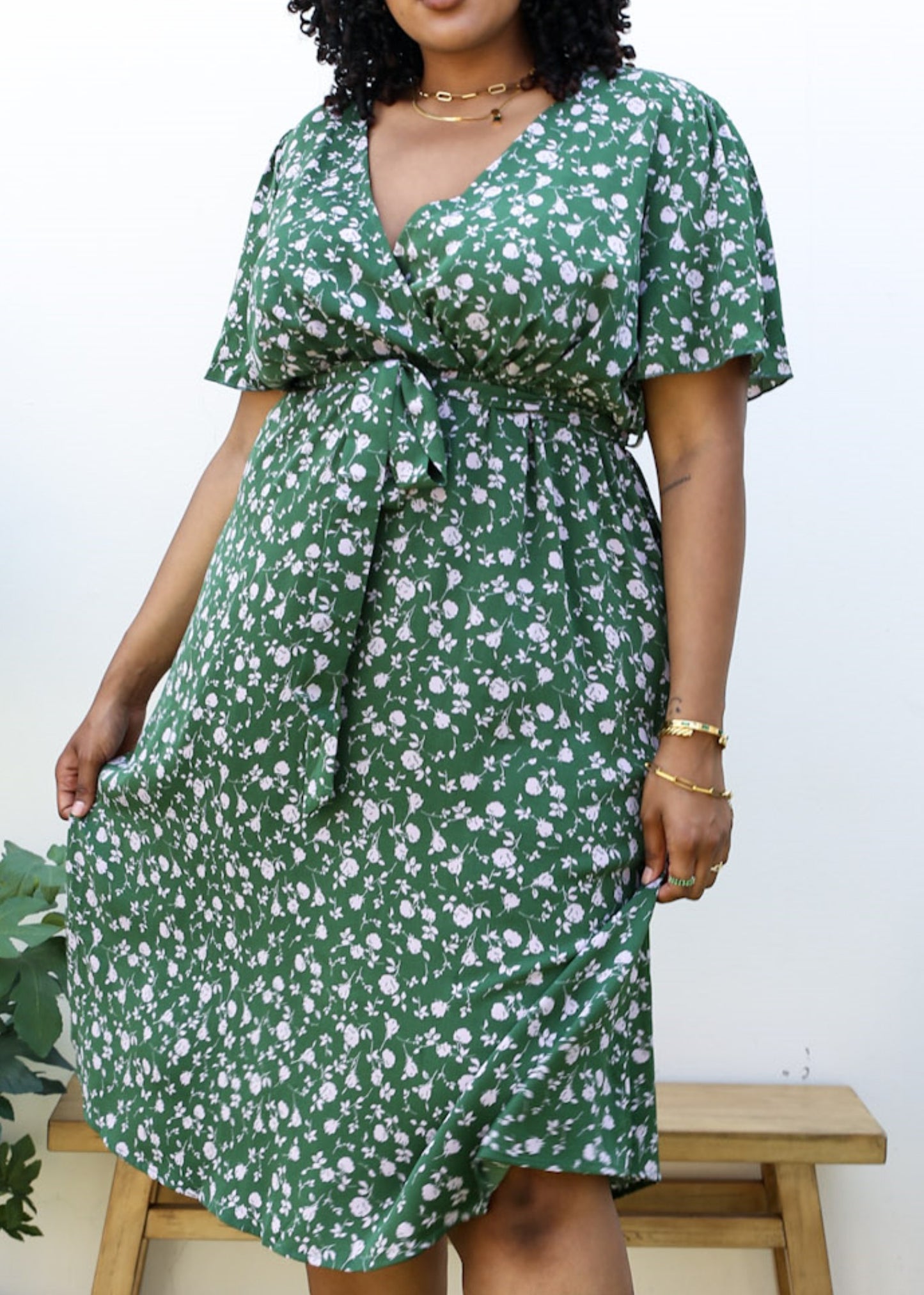 Vestido largo verde de talla grande con estampado floral rosa claro 