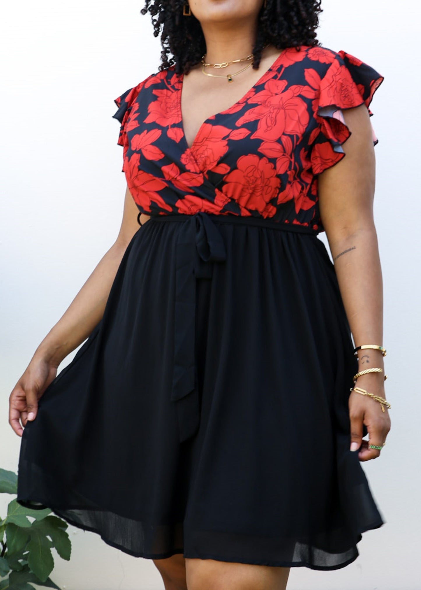 Vestido sin mangas con volantes y escote en V y estampado floral de talla grande 