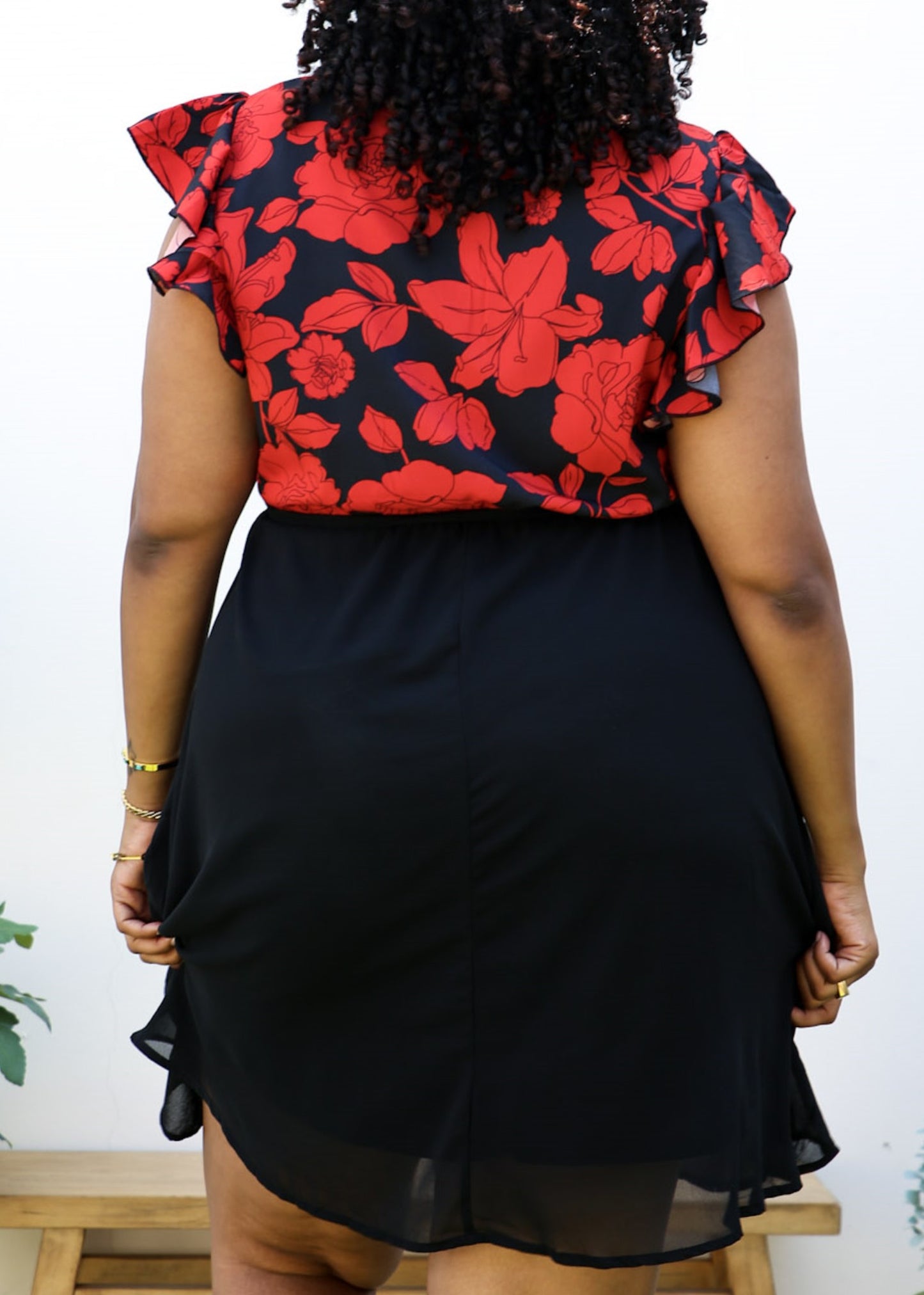 Vestido sin mangas con volantes y escote en V y estampado floral de talla grande 
