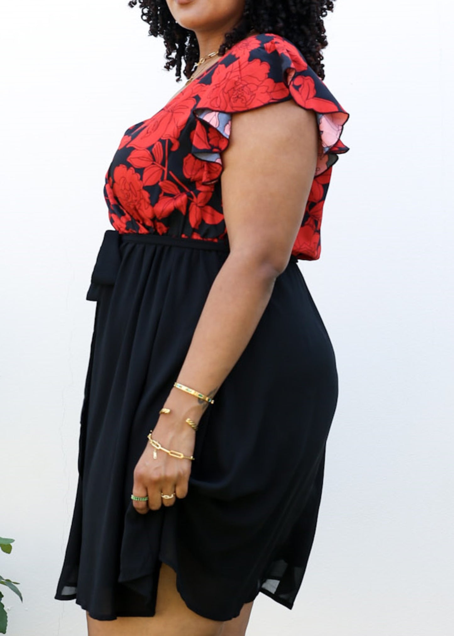 Vestido sin mangas con volantes y escote en V y estampado floral de talla grande 