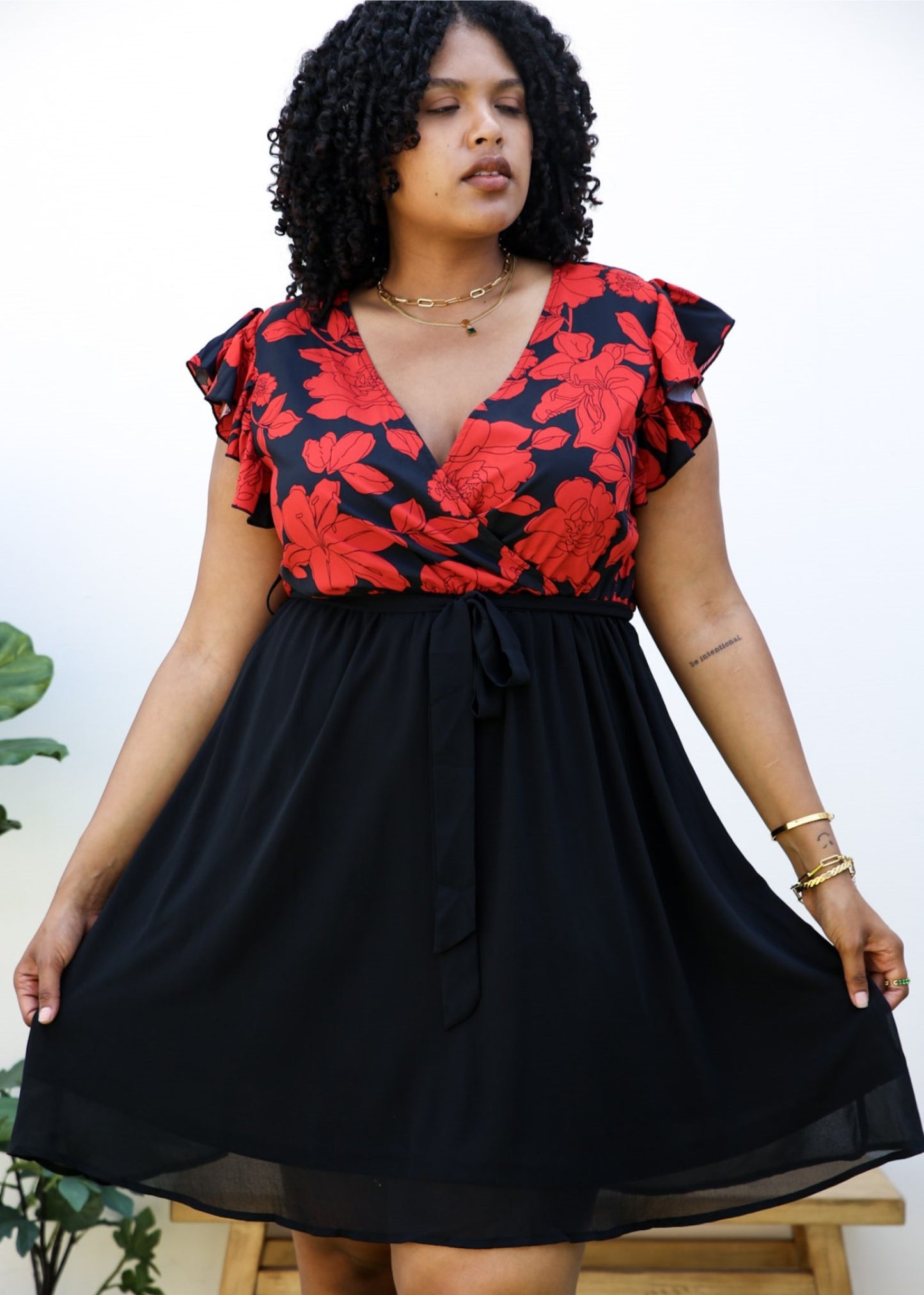 Vestido sin mangas con volantes y escote en V y estampado floral de talla grande 