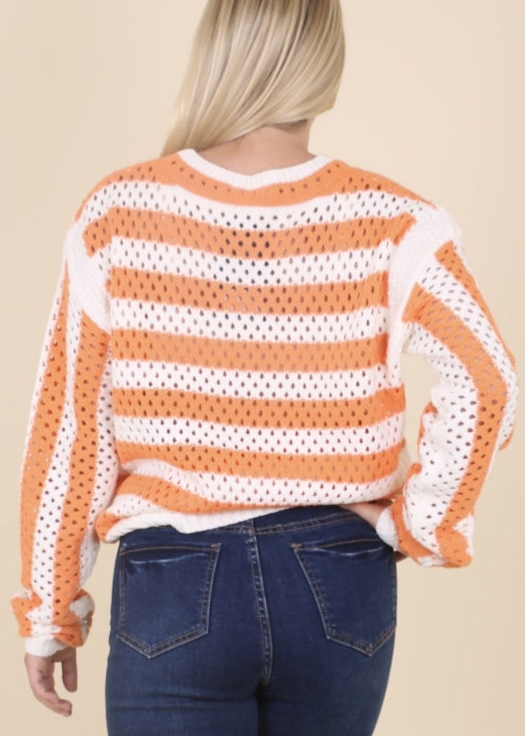 Suéter de red de crochet con rayas de dos tonos