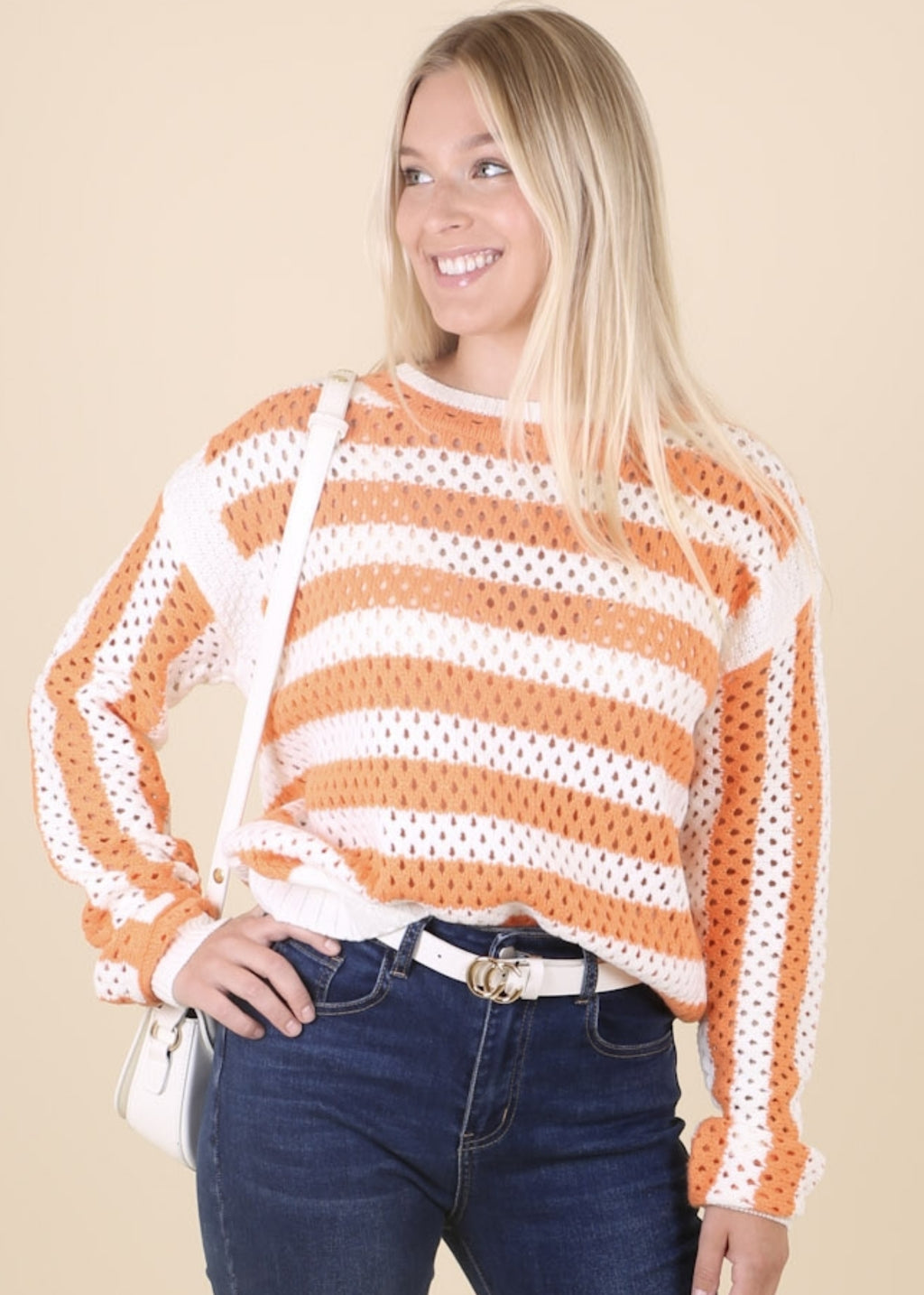 Suéter de red de crochet con rayas de dos tonos
