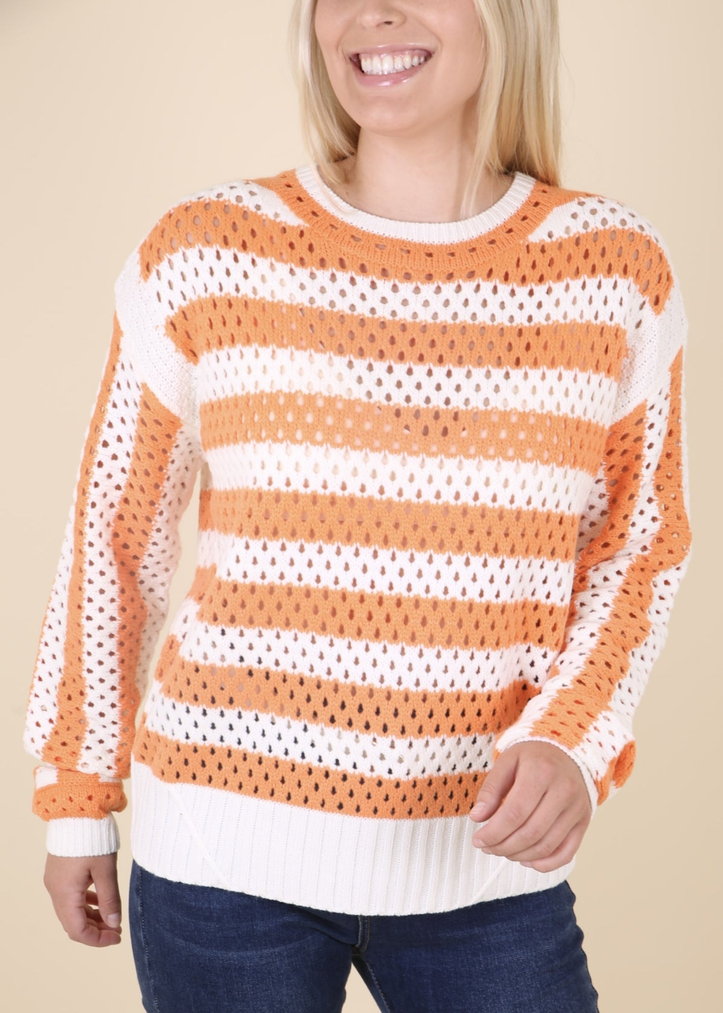 Suéter de red de crochet con rayas de dos tonos