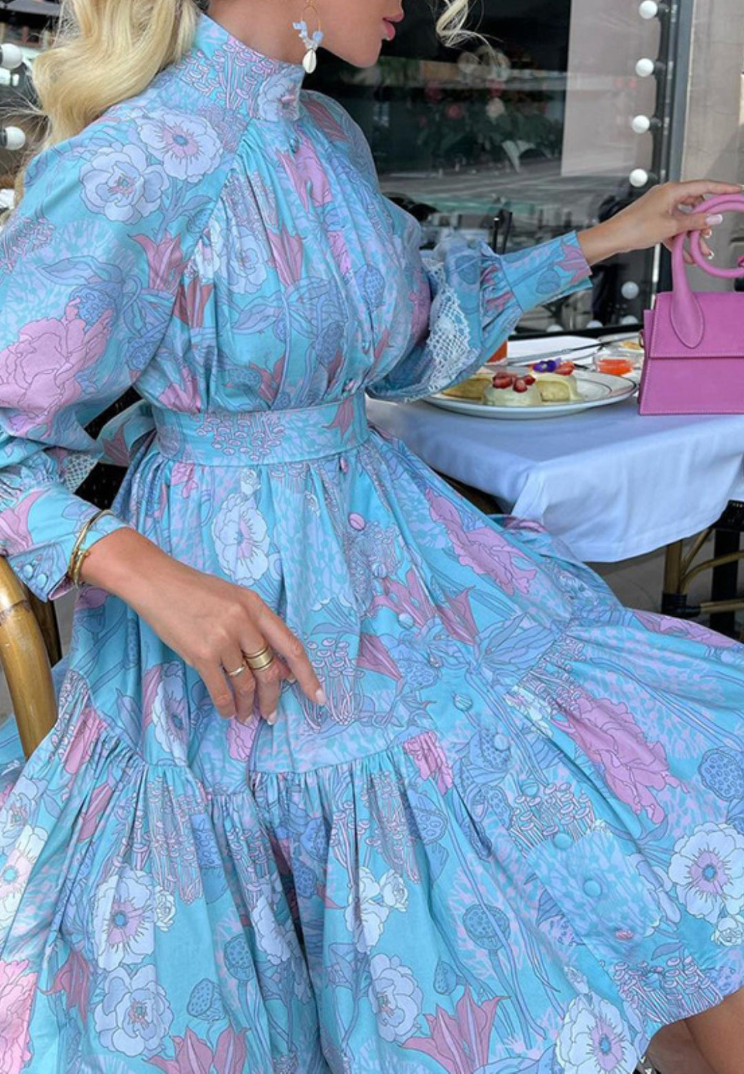 Vestido de cuello alto con mangas de obispo