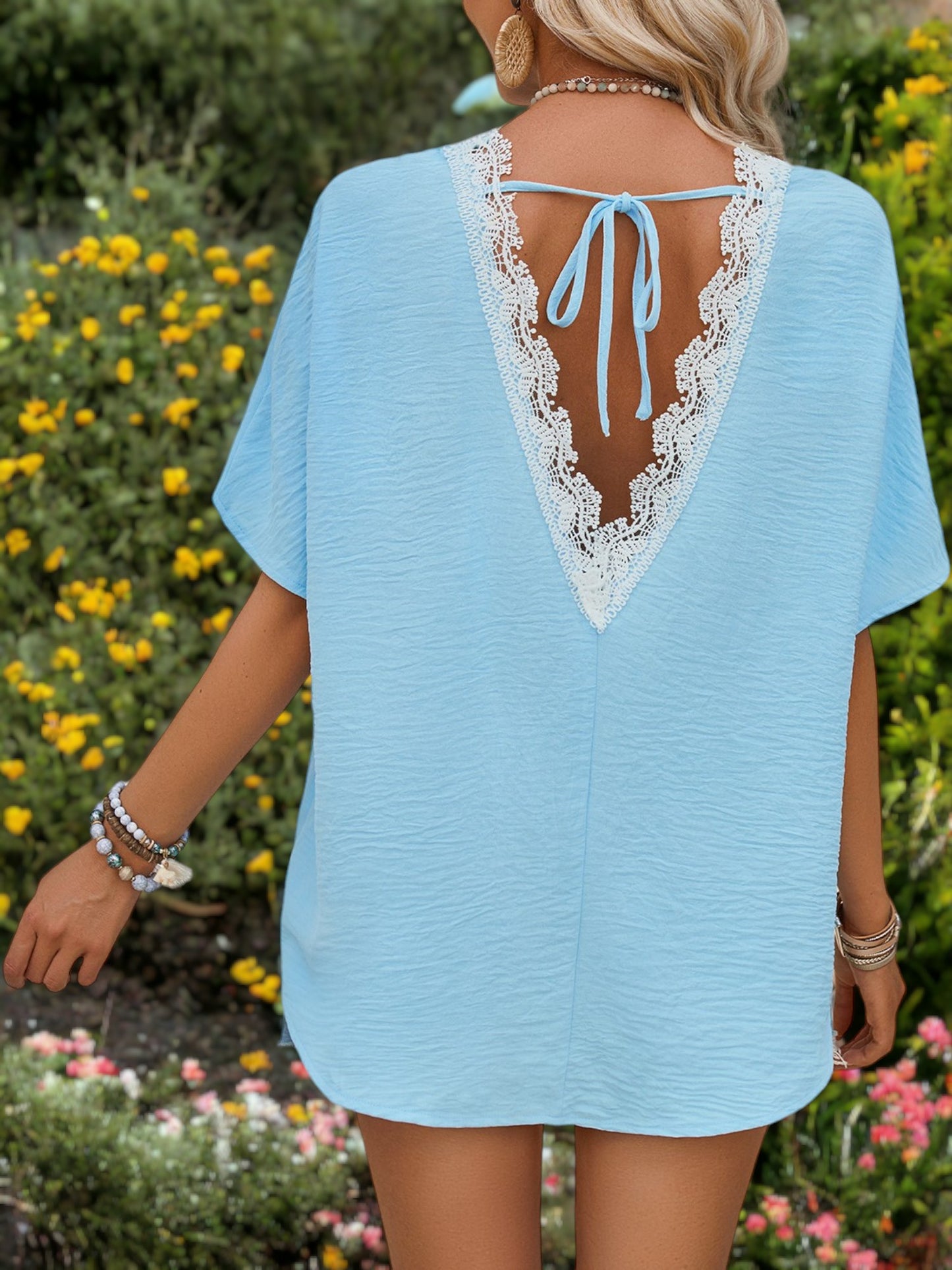 Blusa holgada con escote redondo y espalda en V con detalles de encaje en la espalda
