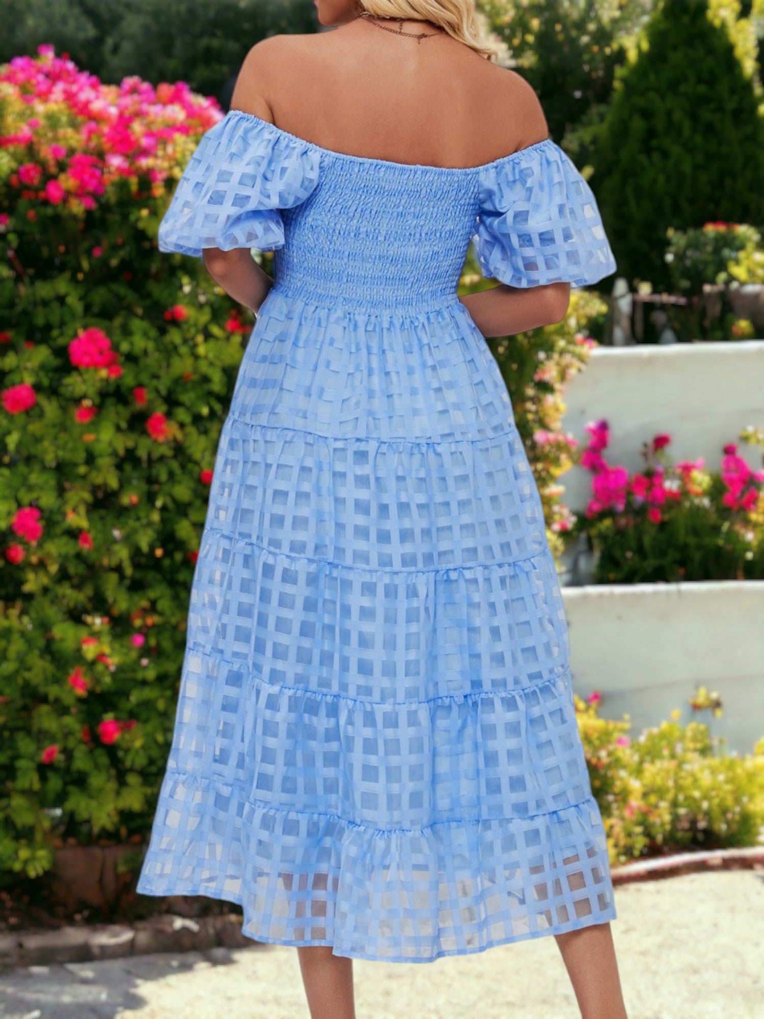 Vestido midi de malla a cuadros con escote cuadrado, mangas abullonadas y hombros descubiertos