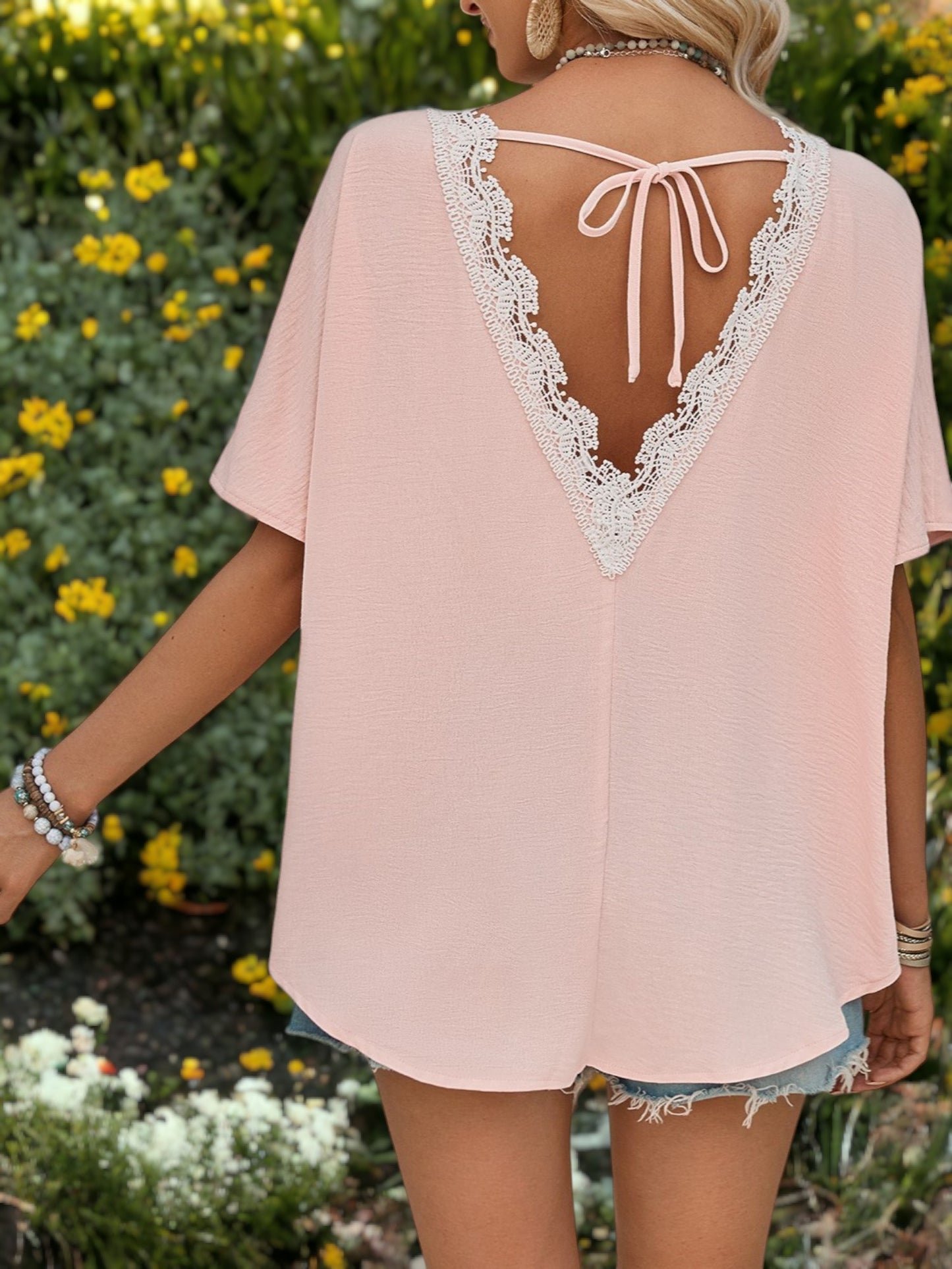 Blusa holgada con escote redondo y espalda en V con detalles de encaje en la espalda