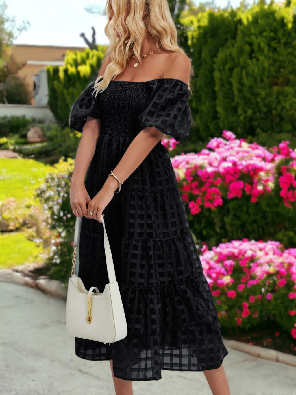Vestido midi de malla a cuadros con escote cuadrado, mangas abullonadas y hombros descubiertos