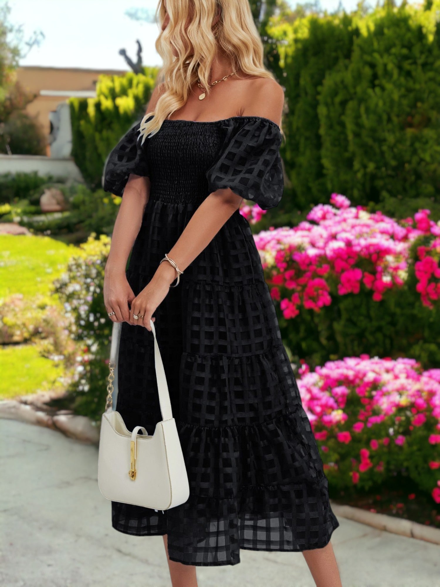 Vestido midi de malla a cuadros con escote cuadrado, mangas abullonadas y hombros descubiertos