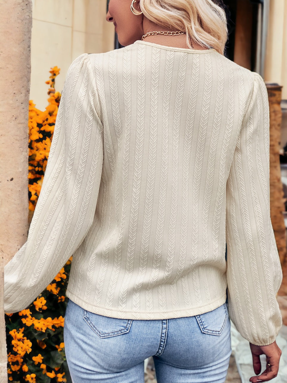 Blusa con escote cruzado y ribete de encaje