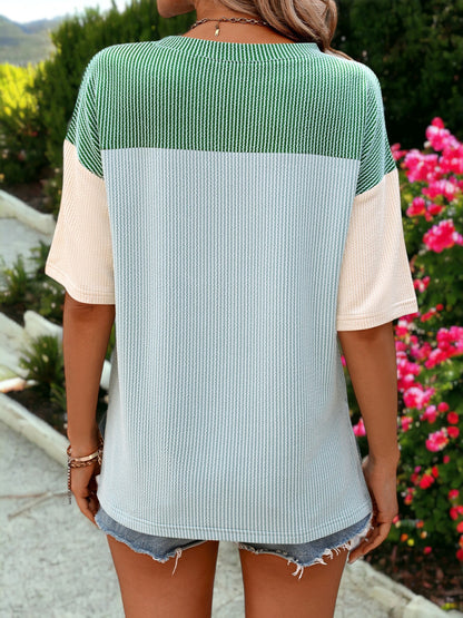 Camiseta holgada, ligera, con cuello redondo y mangas cortas y diseño en bloques de color