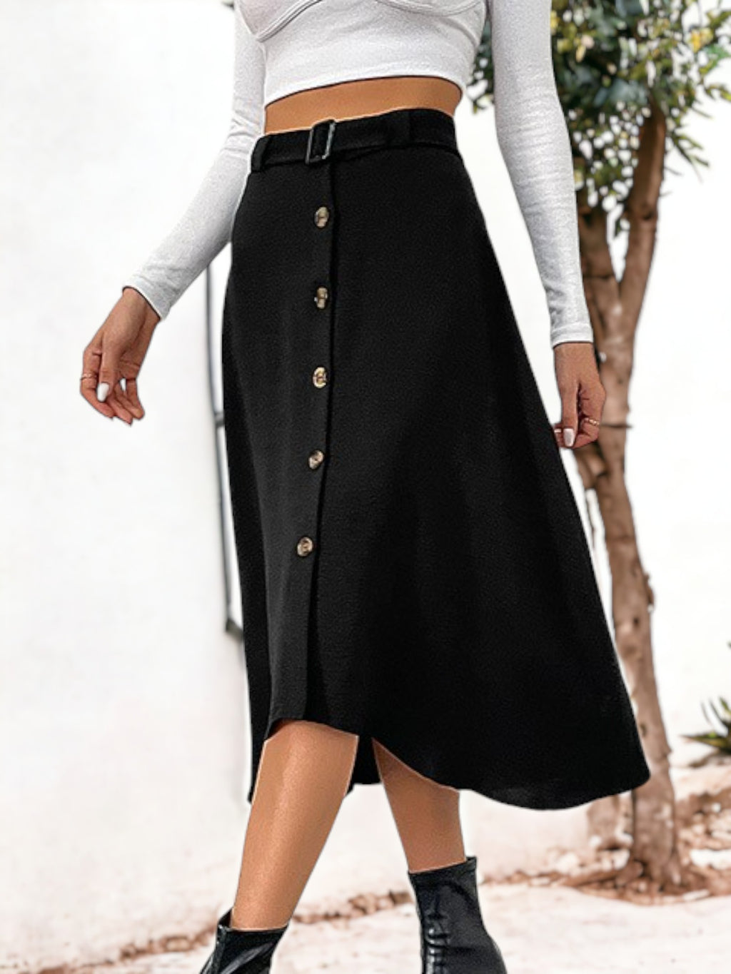 Falda midi acampanada con botones y talle alto con hebillas